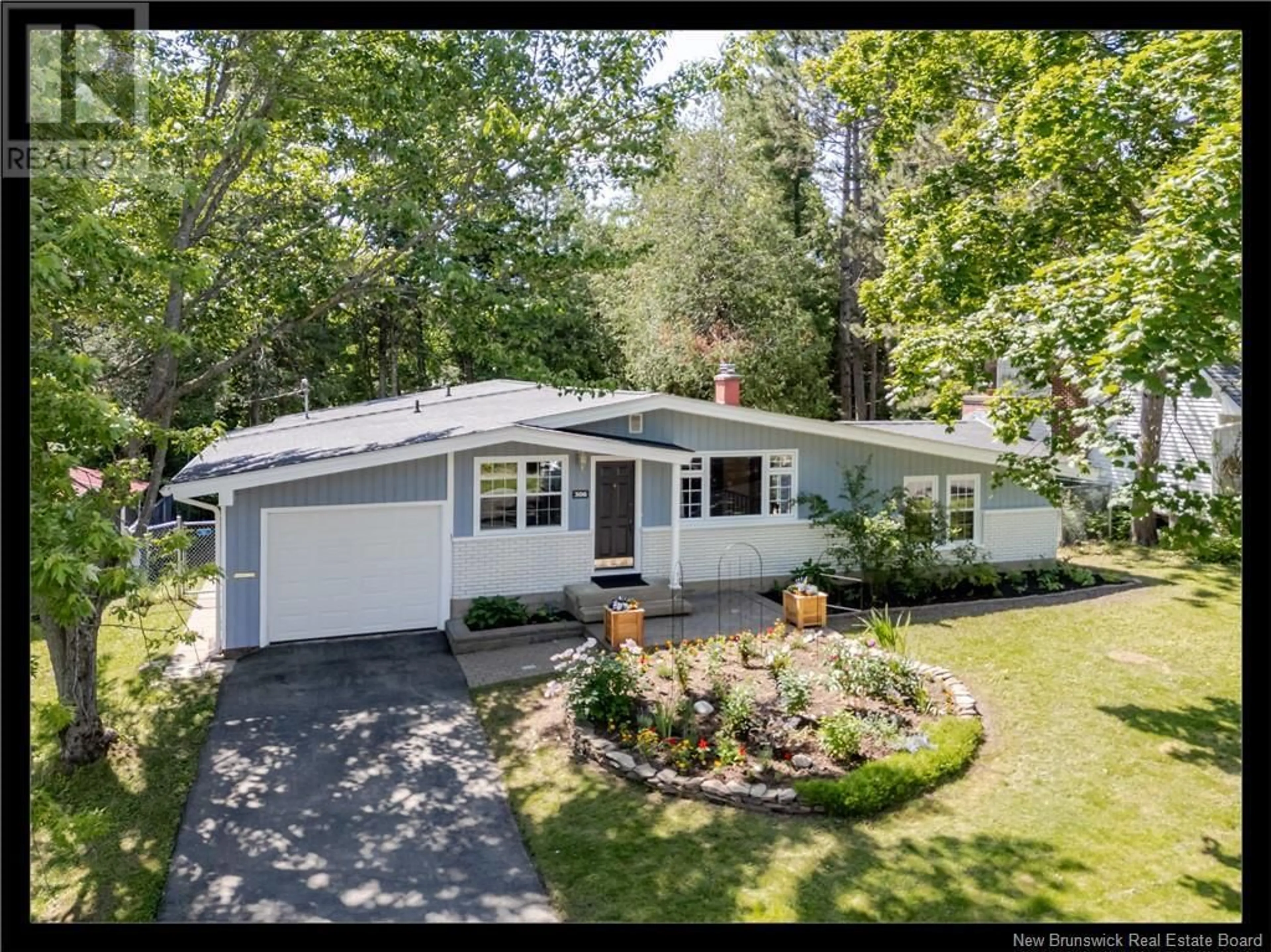 A pic from outside/outdoor area/front of a property/back of a property/a pic from drone, street for 306 WILLINGDON STREET, Fredericton New Brunswick E3B3A5