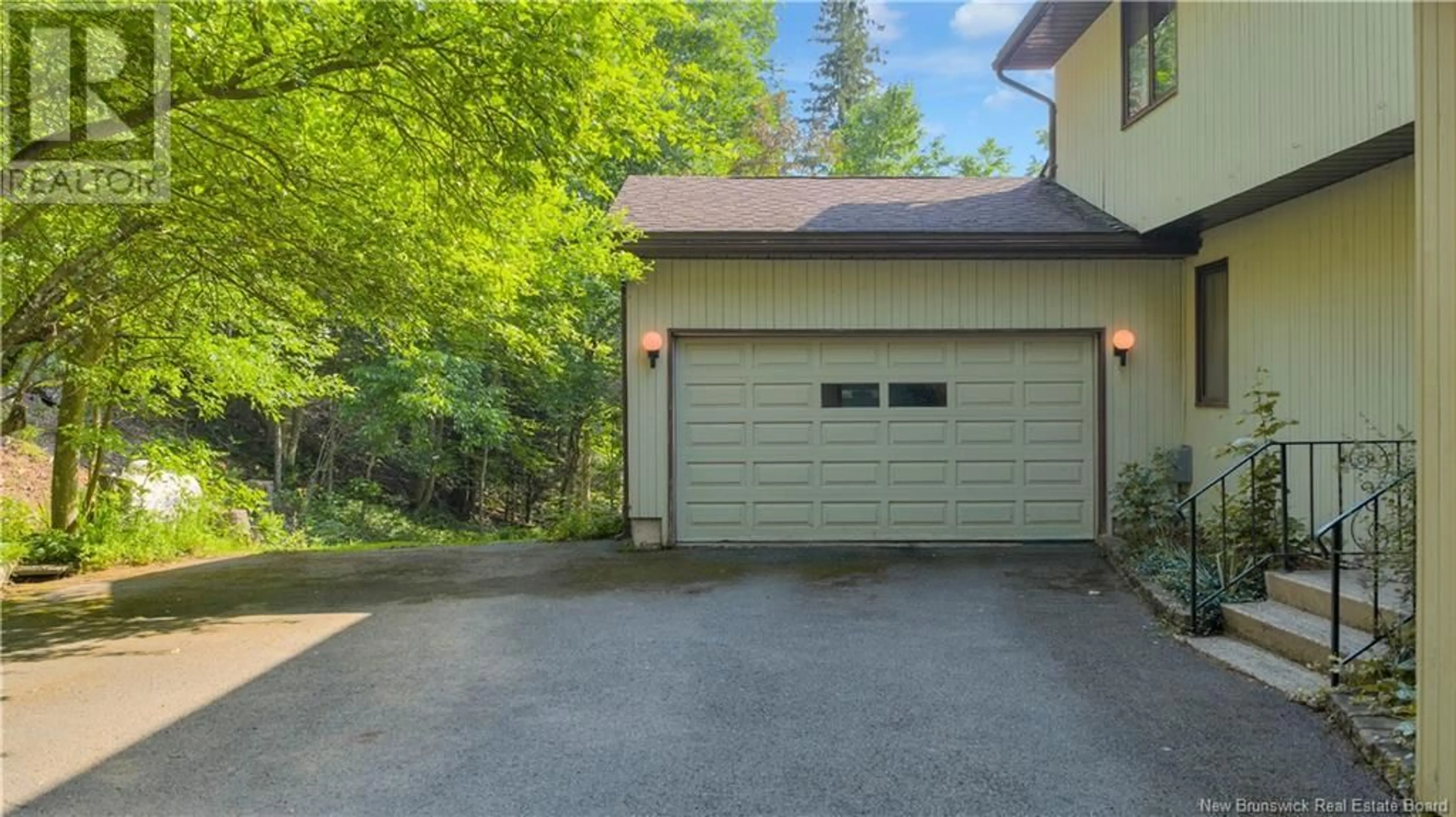 Indoor garage for 272 KENNEBECASIS RIVER ROAD, Hampton New Brunswick E5N6K9