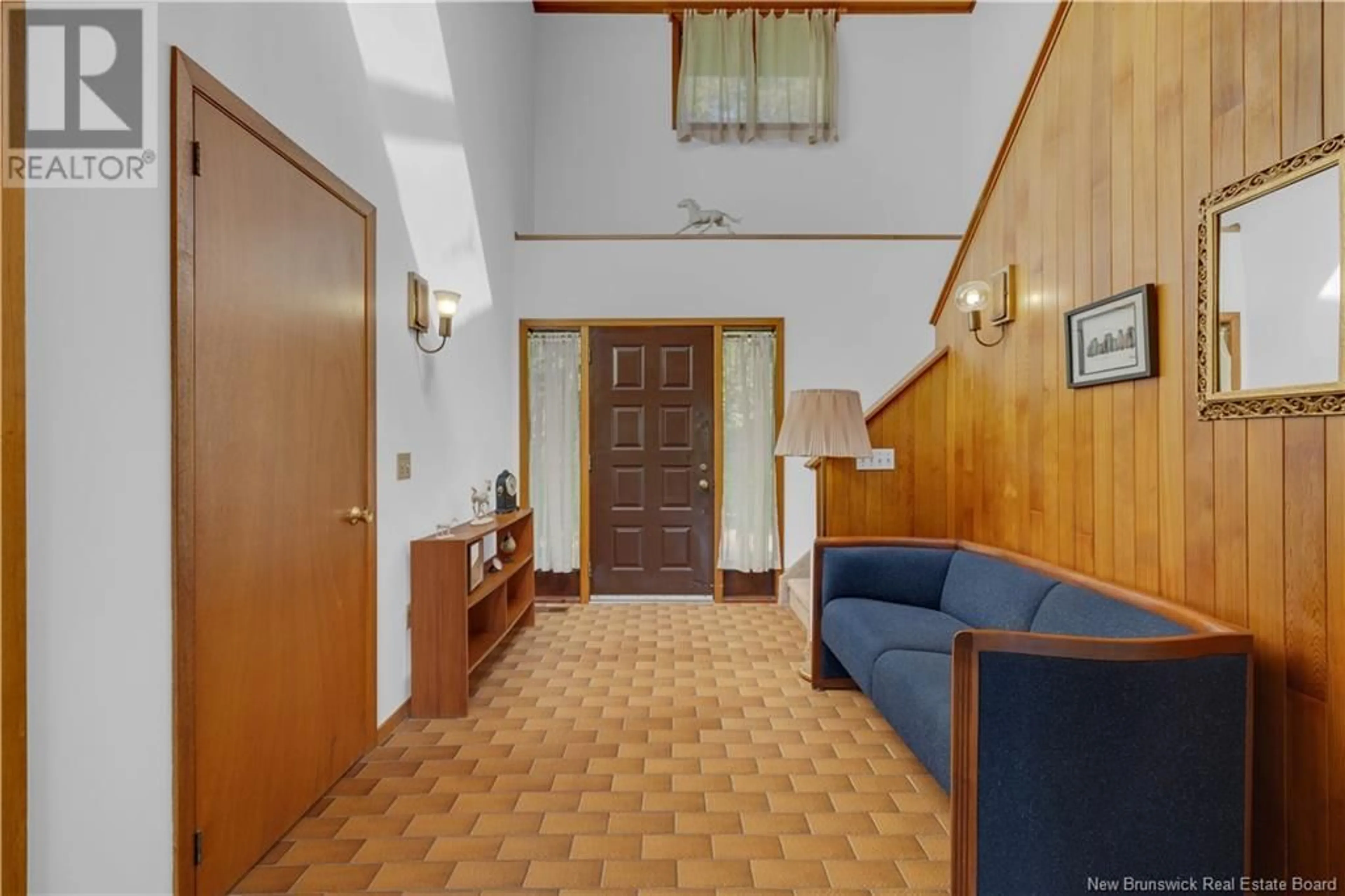 Indoor foyer for 272 KENNEBECASIS RIVER ROAD, Hampton New Brunswick E5N6K9