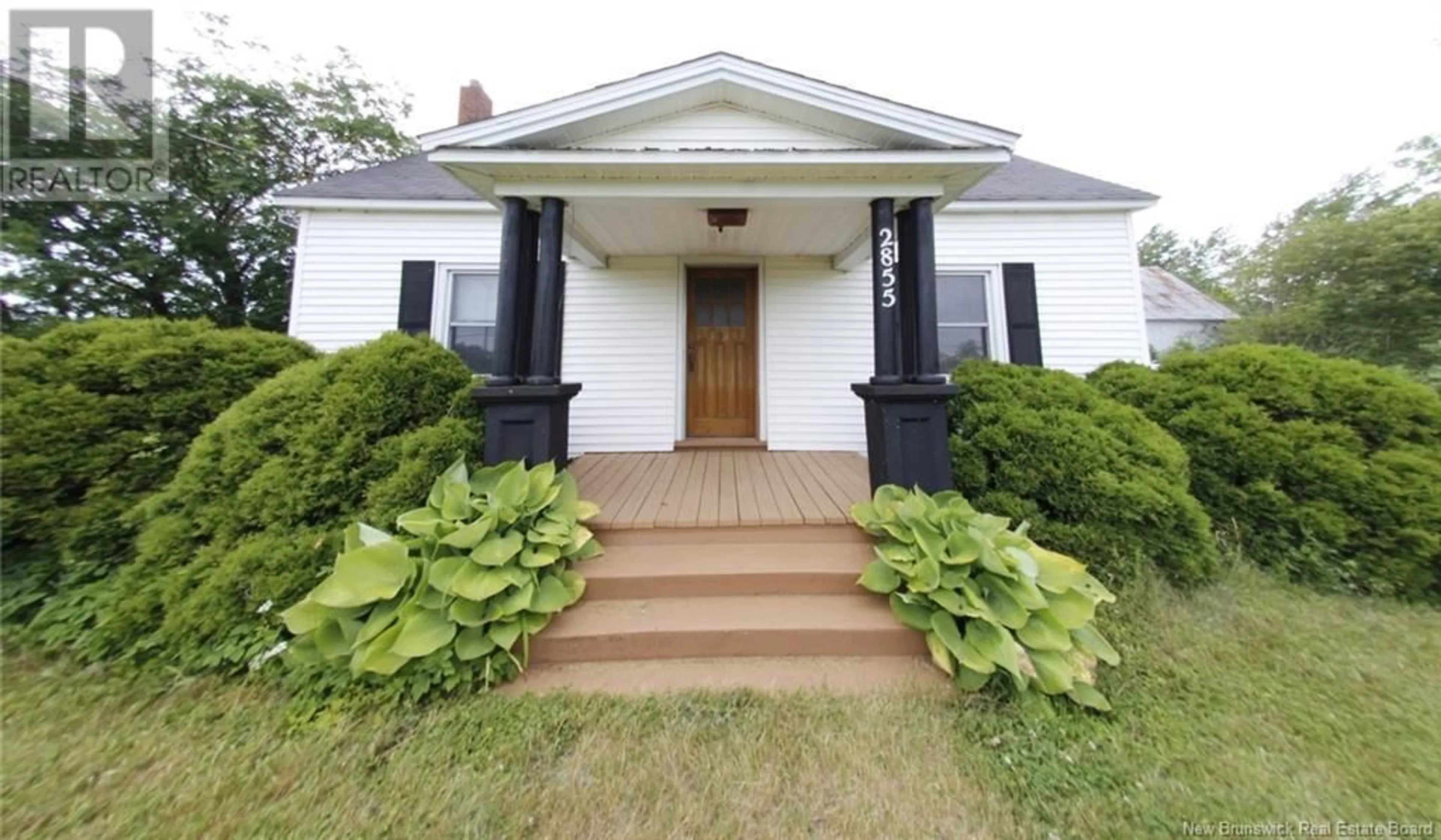 Home with vinyl exterior material, street for 2855 KING GEORGE, Miramichi New Brunswick E1V7B1