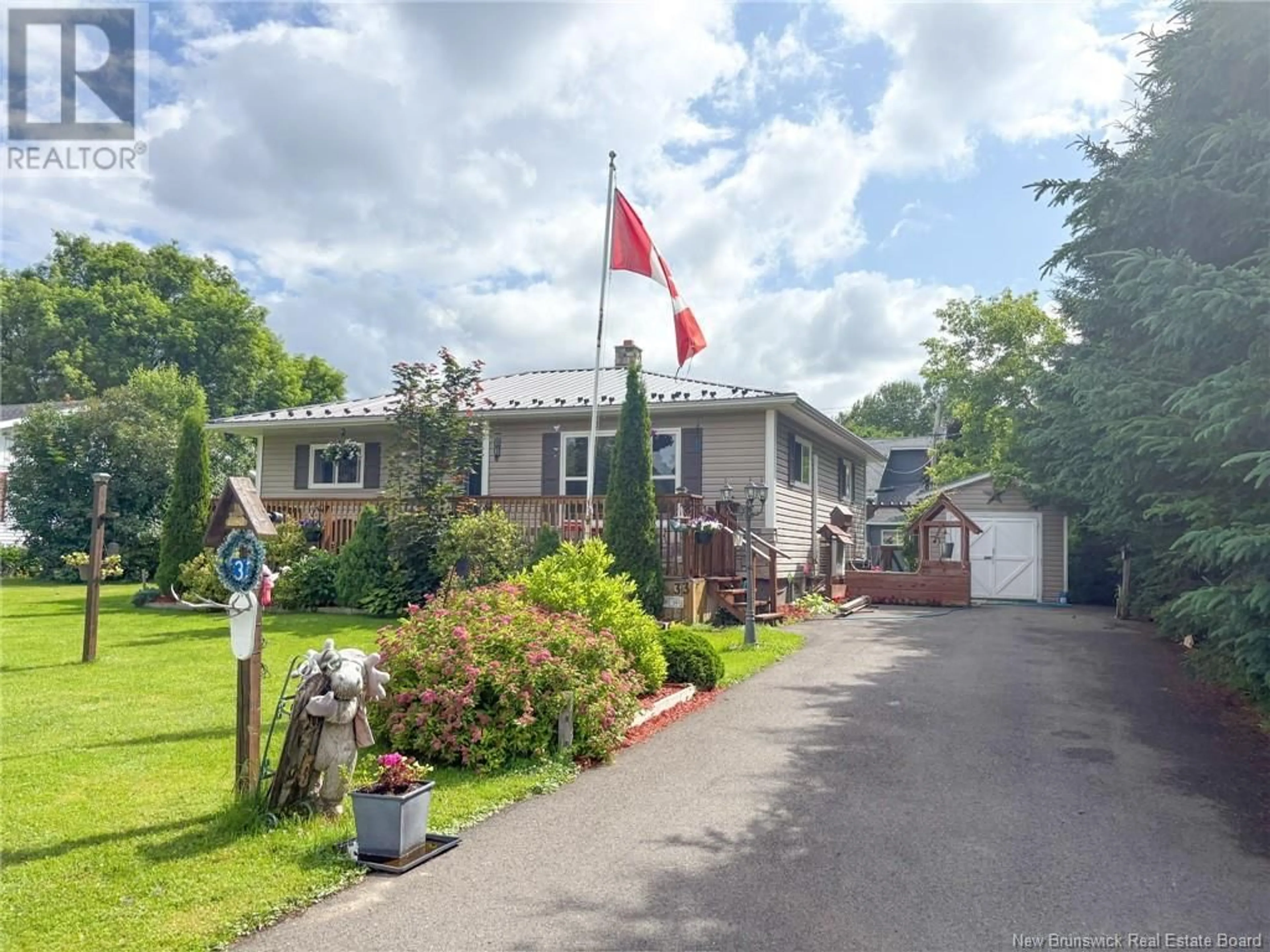 A pic from outside/outdoor area/front of a property/back of a property/a pic from drone, street for 33 CENTENNIAL CRESCENT, Florenceville-Bristol New Brunswick E7L1Z4