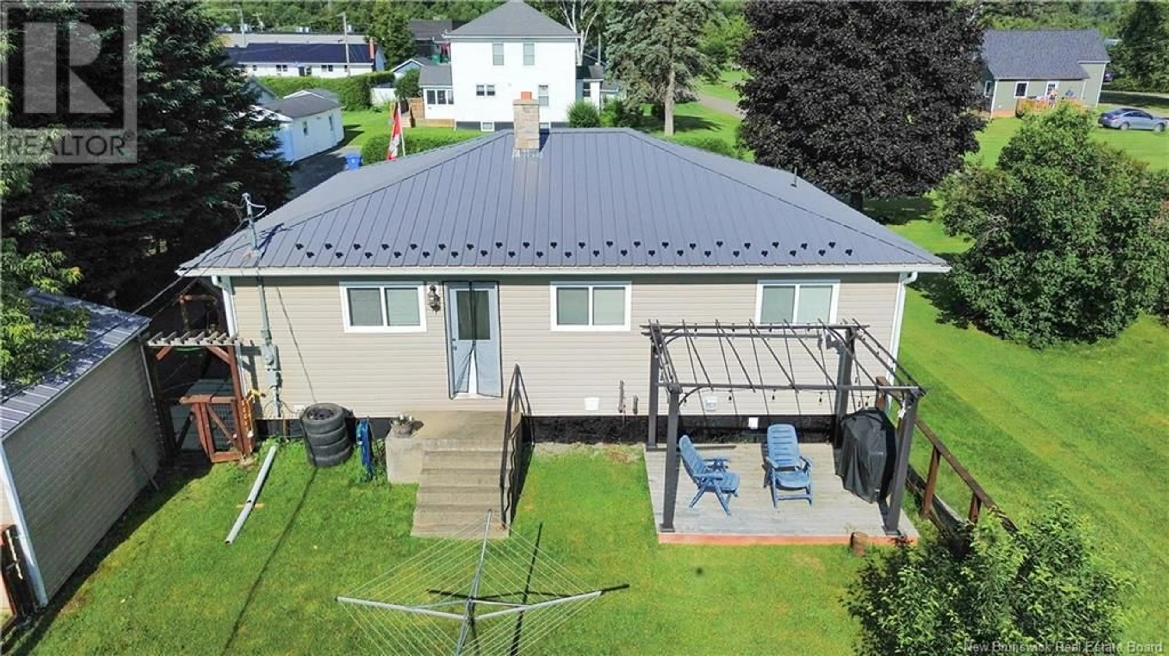 A pic from outside/outdoor area/front of a property/back of a property/a pic from drone, unknown for 33 CENTENNIAL CRESCENT, Florenceville-Bristol New Brunswick E7L1Z4