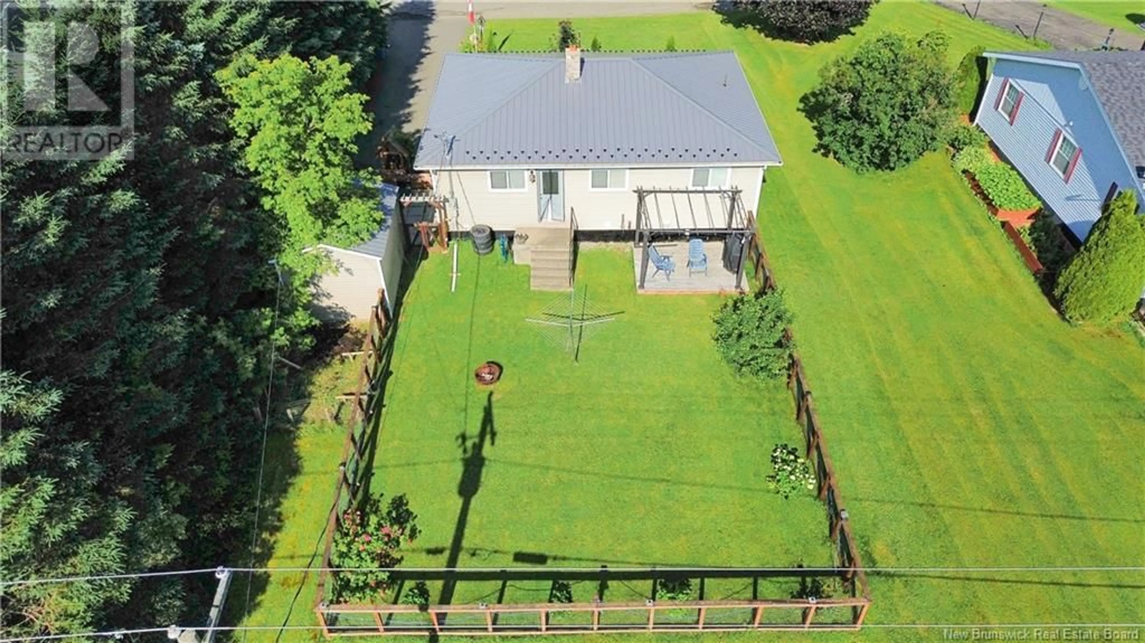 A pic from outside/outdoor area/front of a property/back of a property/a pic from drone, building for 33 CENTENNIAL CRESCENT, Florenceville-Bristol New Brunswick E7L1Z4