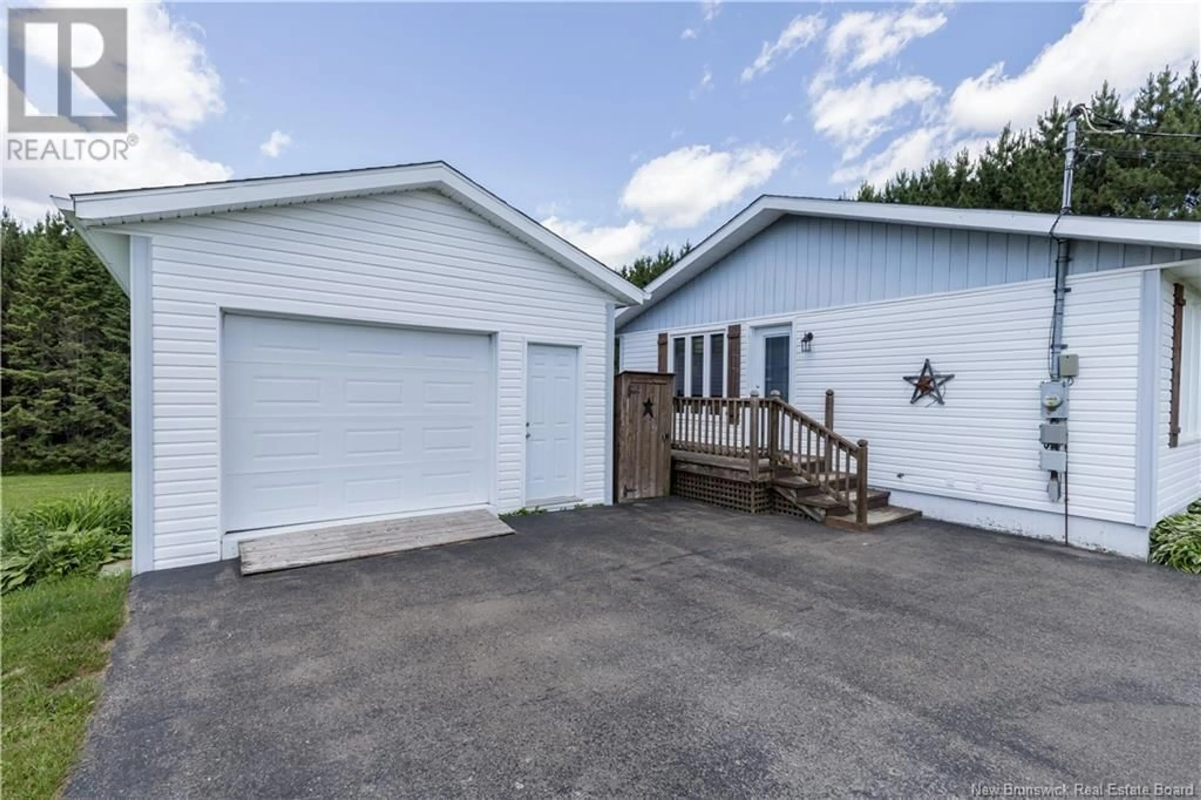 Indoor garage for 14 RUE COTE, DSL de Drummond/DSL of Drummond New Brunswick E3Y1N2