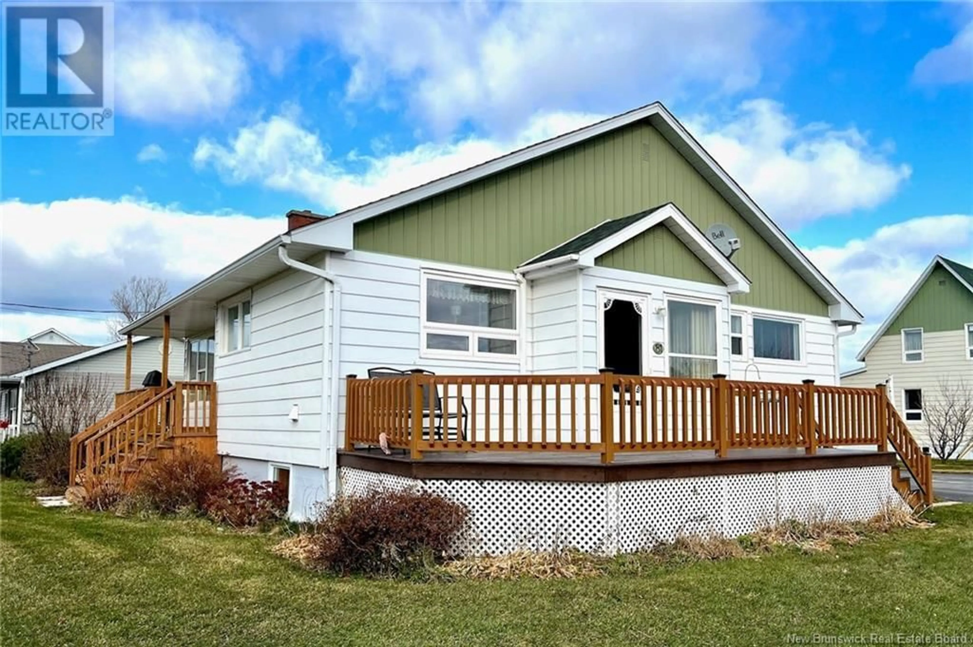 Home with vinyl exterior material, building for 81 RUE DE L'ÉCOLE, Lamèque New Brunswick E8T1B7