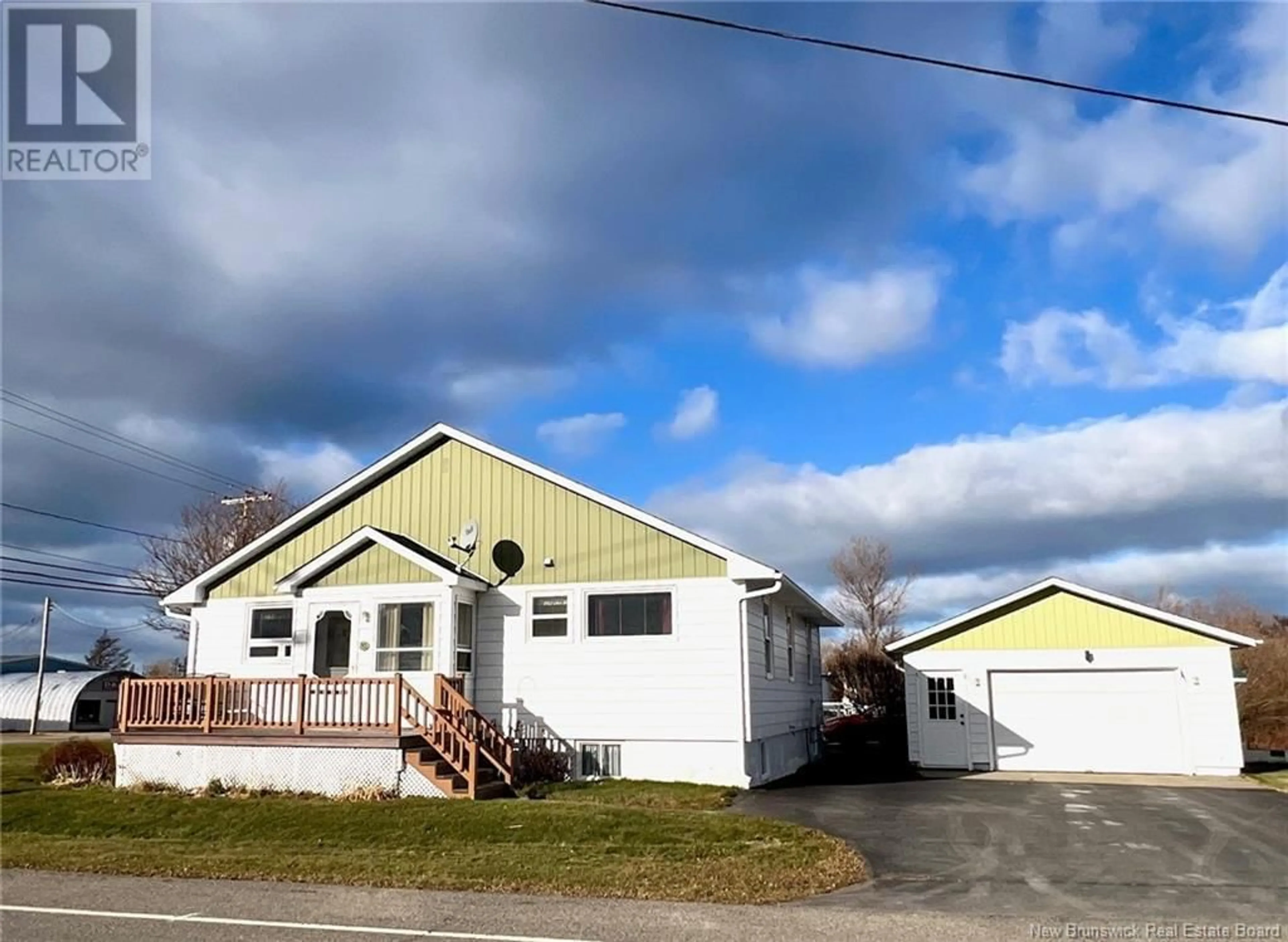 Home with vinyl exterior material, street for 81 RUE DE L'ÉCOLE, Lamèque New Brunswick E8T1B7