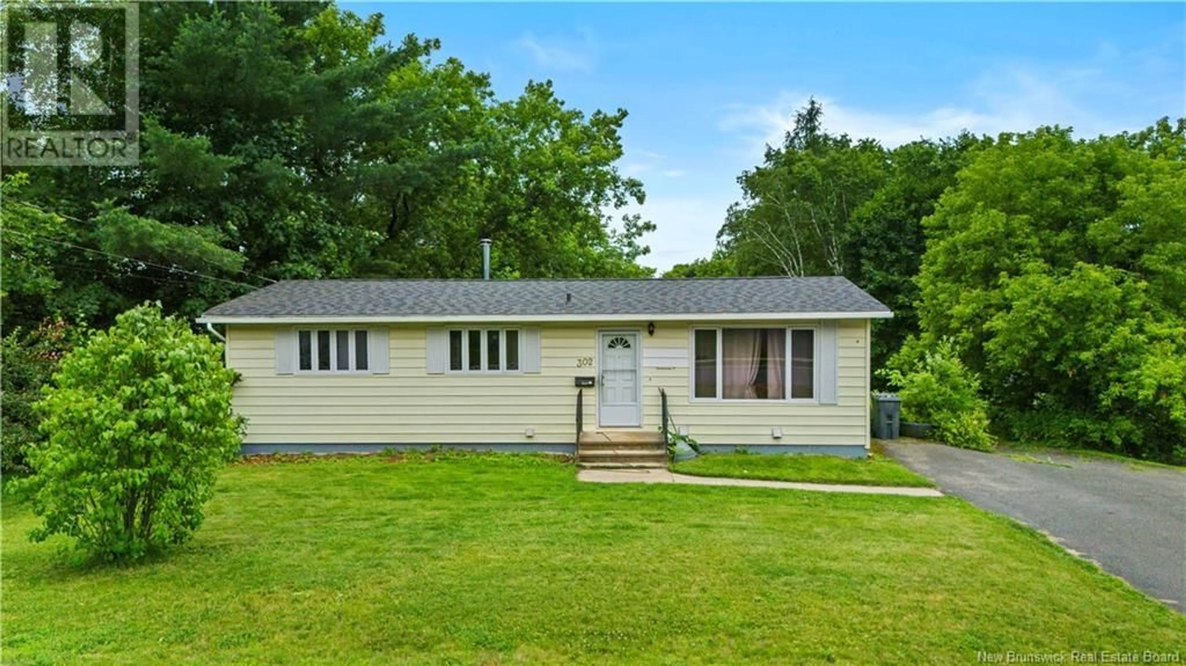A pic from outside/outdoor area/front of a property/back of a property/a pic from drone, building for 302 HIGHLAND AVENUE, Fredericton New Brunswick E3A2S7