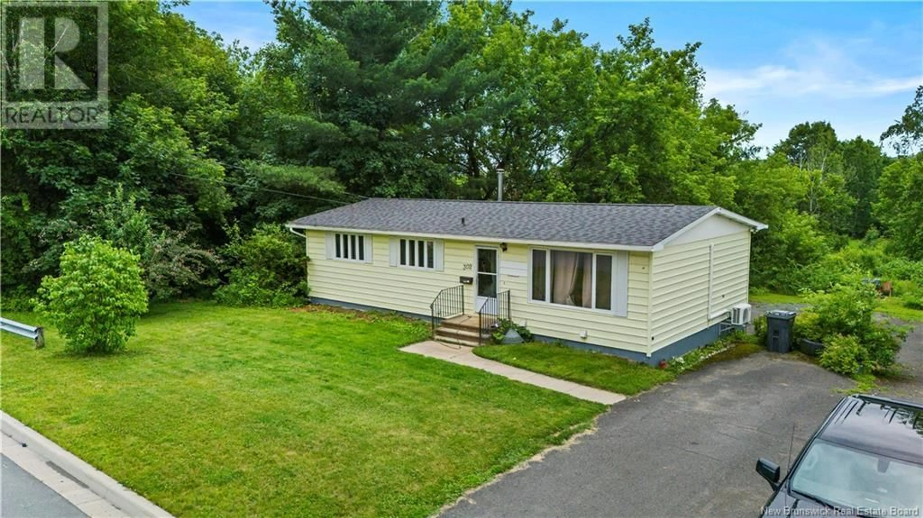 A pic from outside/outdoor area/front of a property/back of a property/a pic from drone, street for 302 HIGHLAND AVENUE, Fredericton New Brunswick E3A2S7