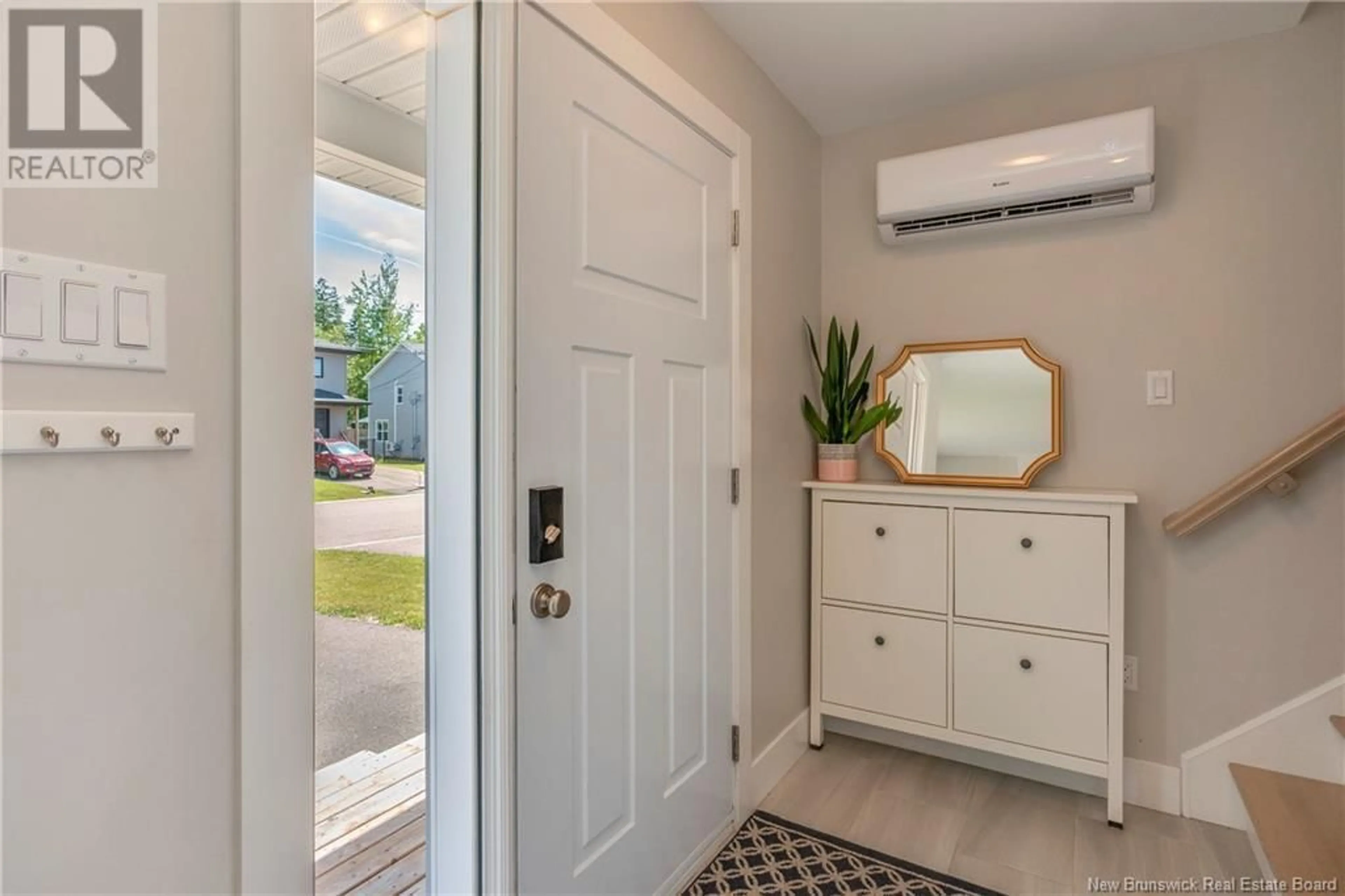 Indoor entryway for 148 DES ERABLES, Dieppe New Brunswick E1A9B2
