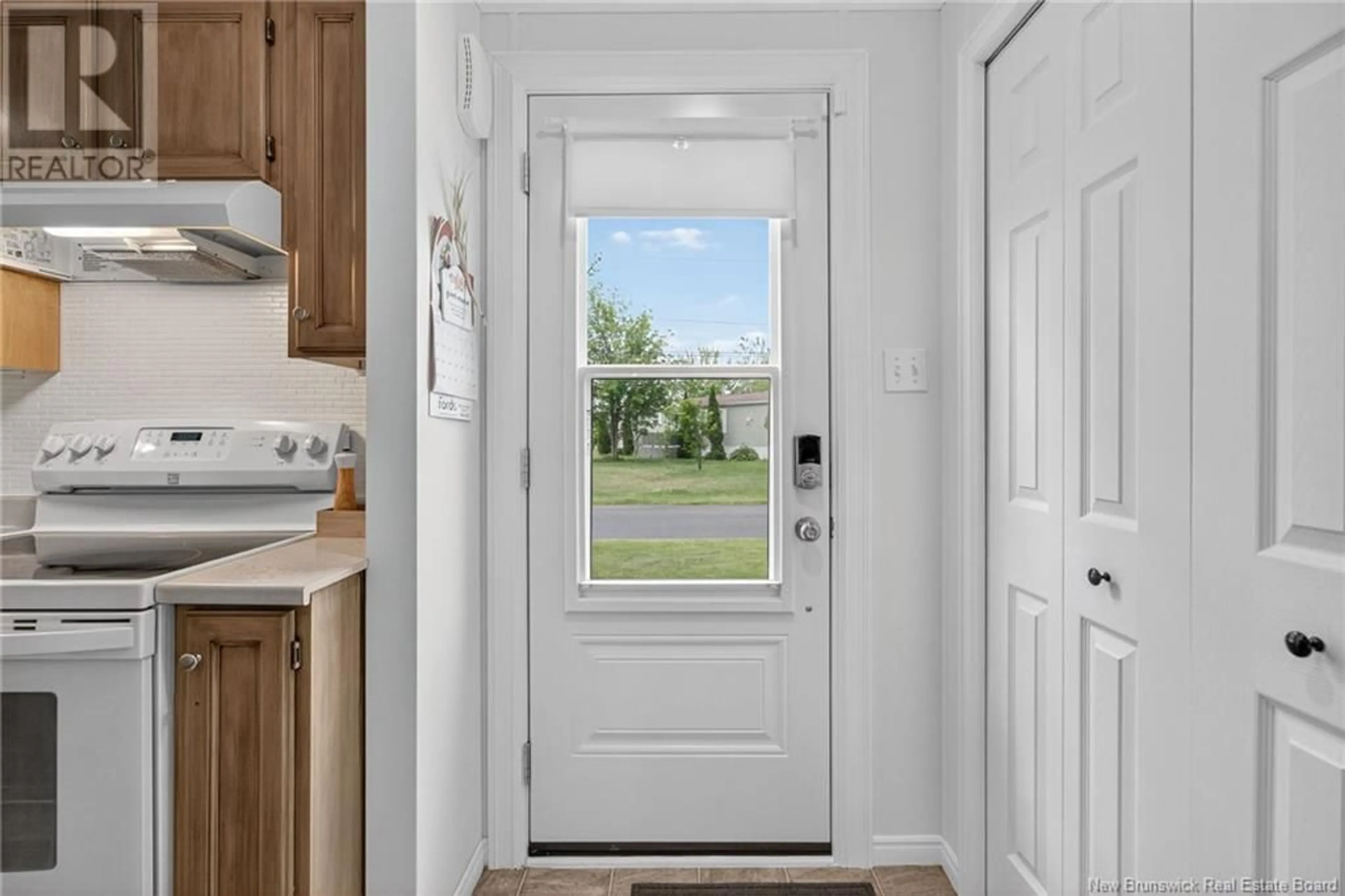 Indoor entryway for 148 NEPISIGUIT DRIVE, Dieppe New Brunswick E1A7N1