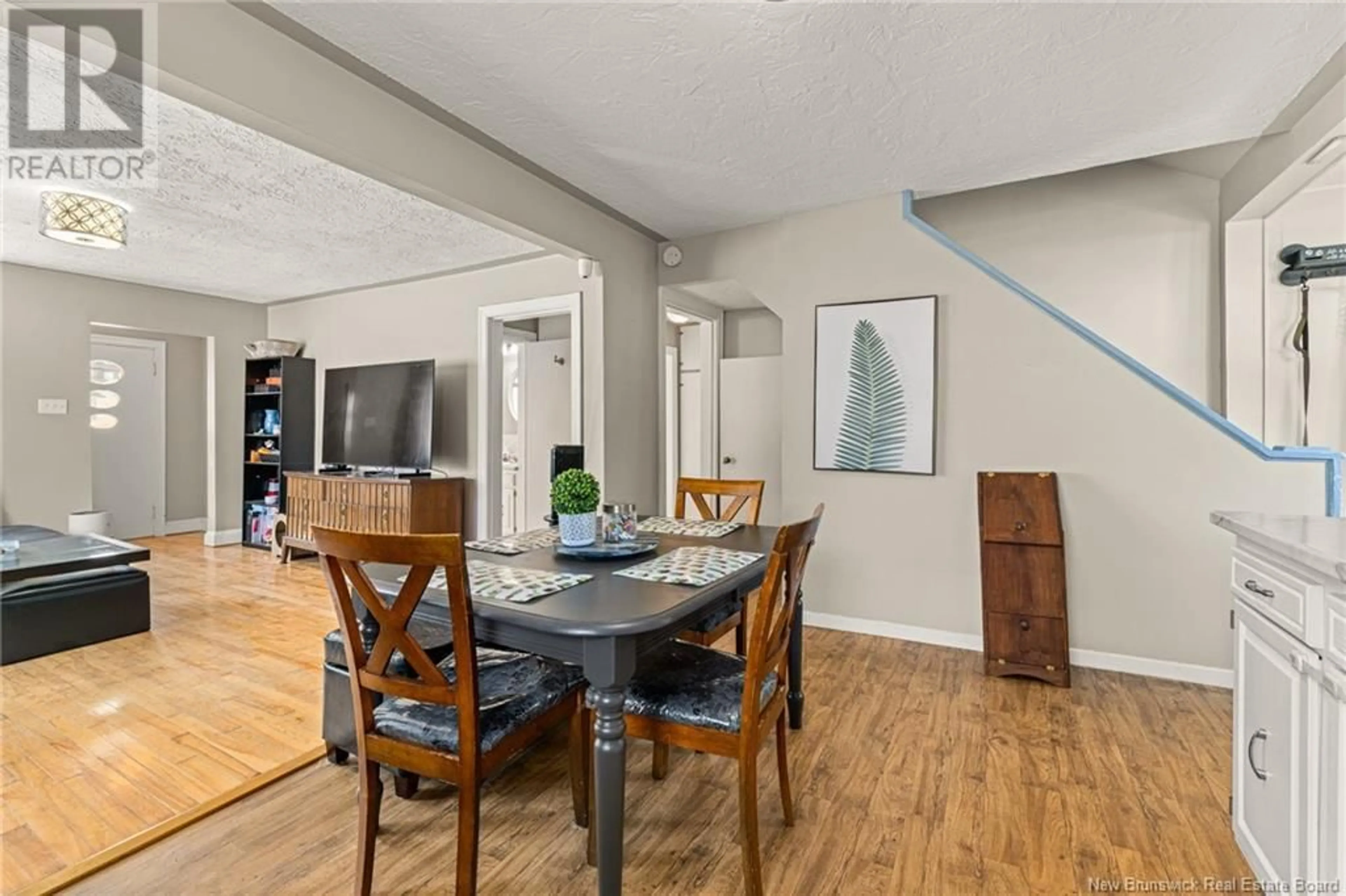 Dining room, wood/laminate floor for 20 GALLAGHER, Shediac New Brunswick E4P1S8