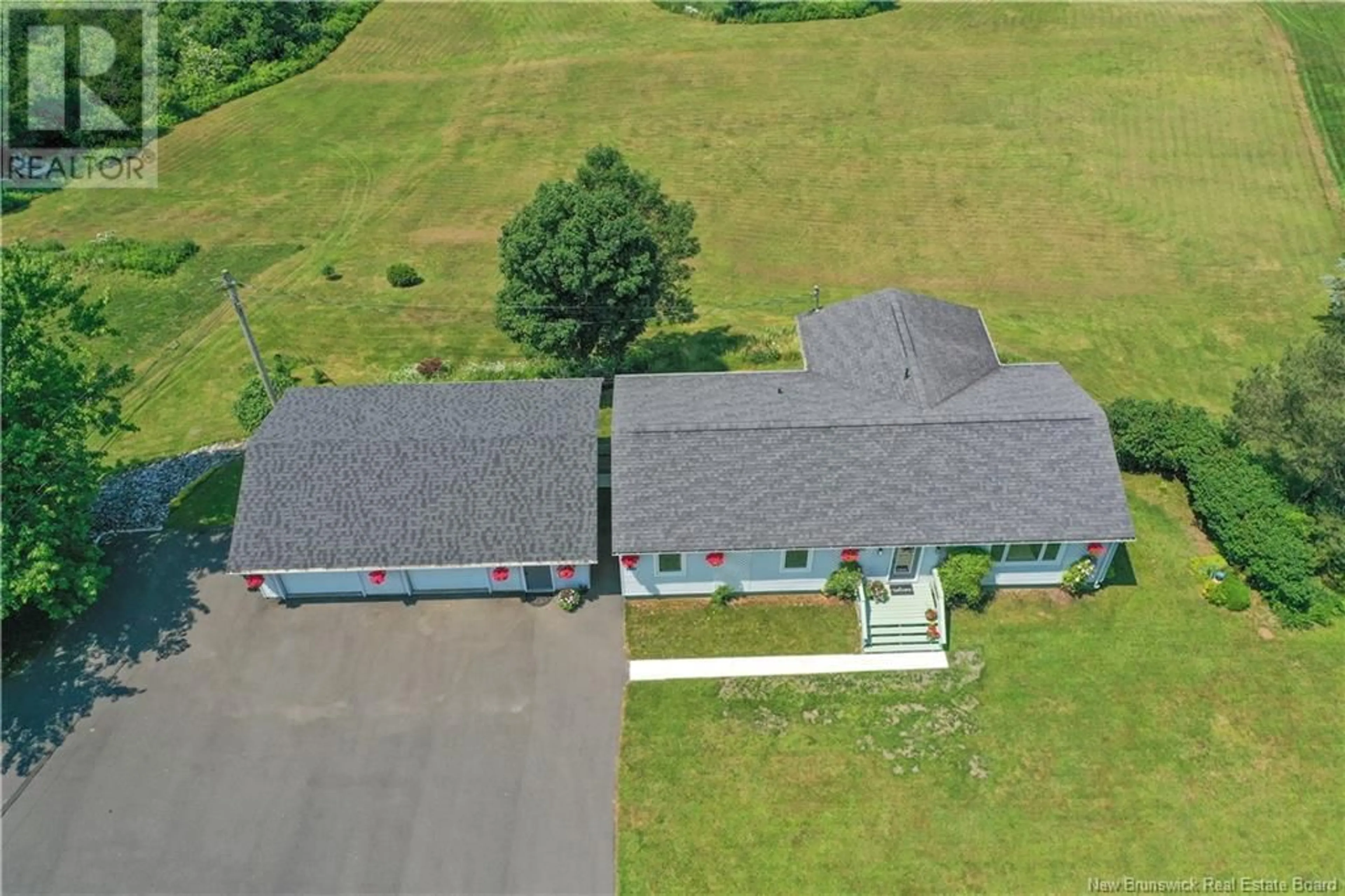 A pic from outside/outdoor area/front of a property/back of a property/a pic from drone, building for 376 KENNEBECASIS RIVER ROAD, Hampton New Brunswick E5N6P3