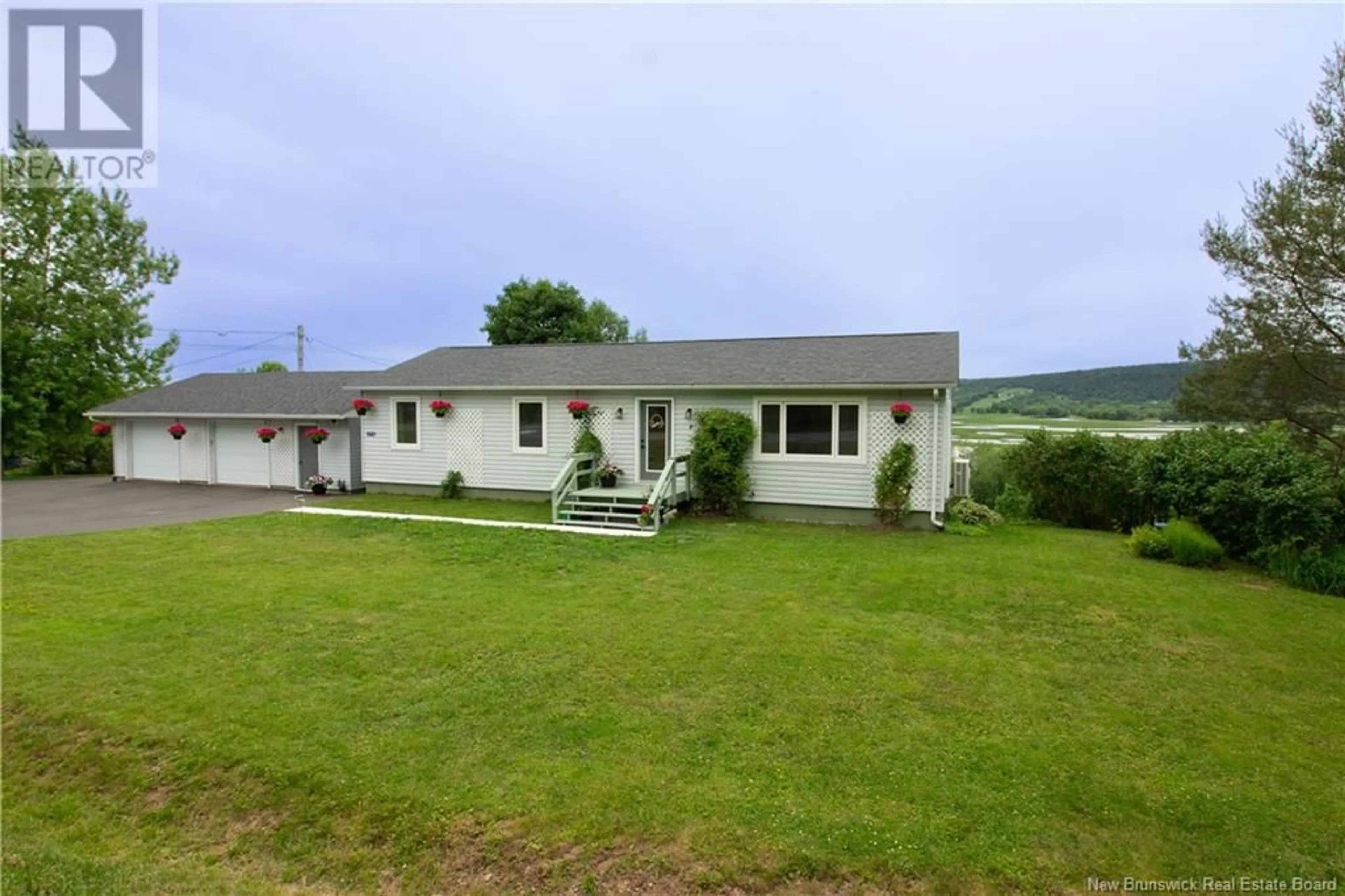 A pic from outside/outdoor area/front of a property/back of a property/a pic from drone, unknown for 376 KENNEBECASIS RIVER ROAD, Hampton New Brunswick E5N6P3