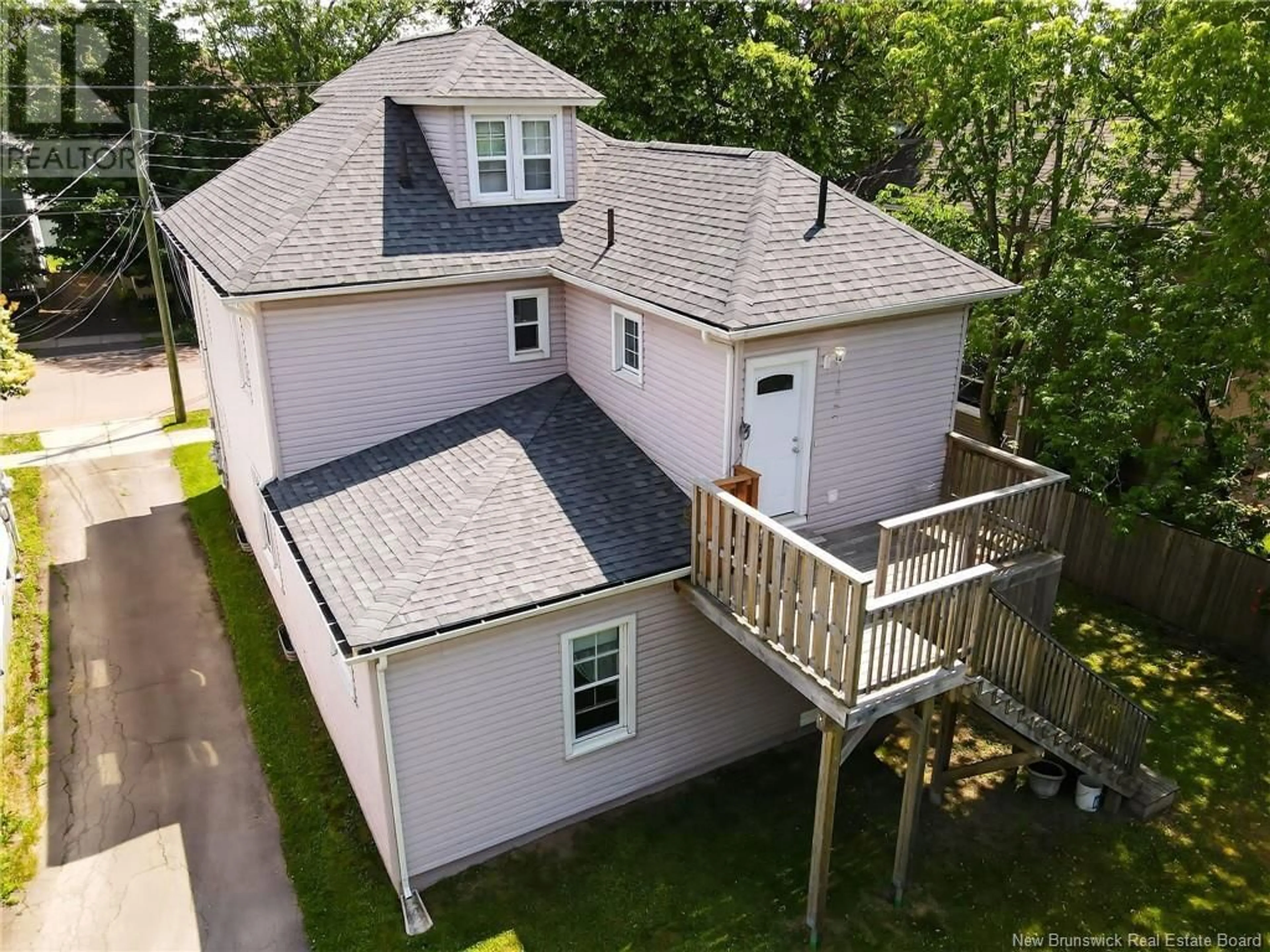 A pic from outside/outdoor area/front of a property/back of a property/a pic from drone, unknown for 270-272 DOMINION, Moncton New Brunswick E1C6H3