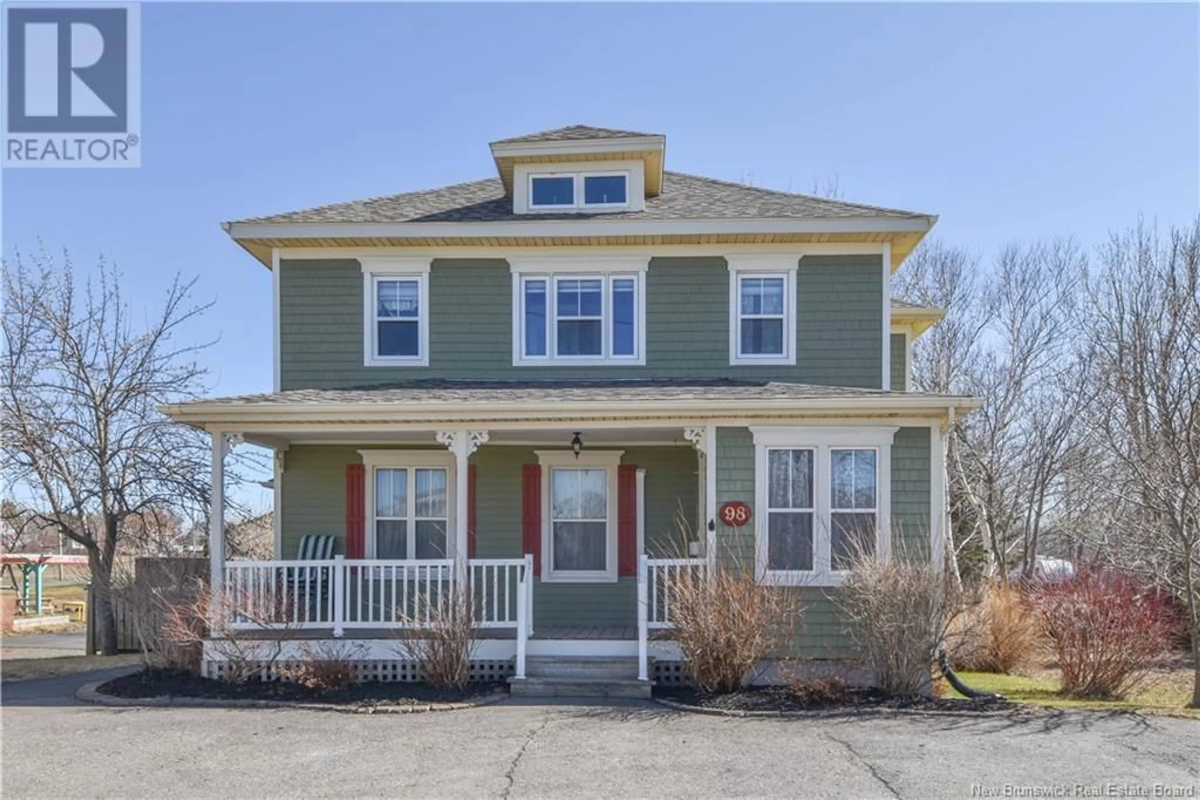 Home with vinyl exterior material, street for 98 SAINT-PIERRE BOULEVARD, Caraquet New Brunswick E1W1B6