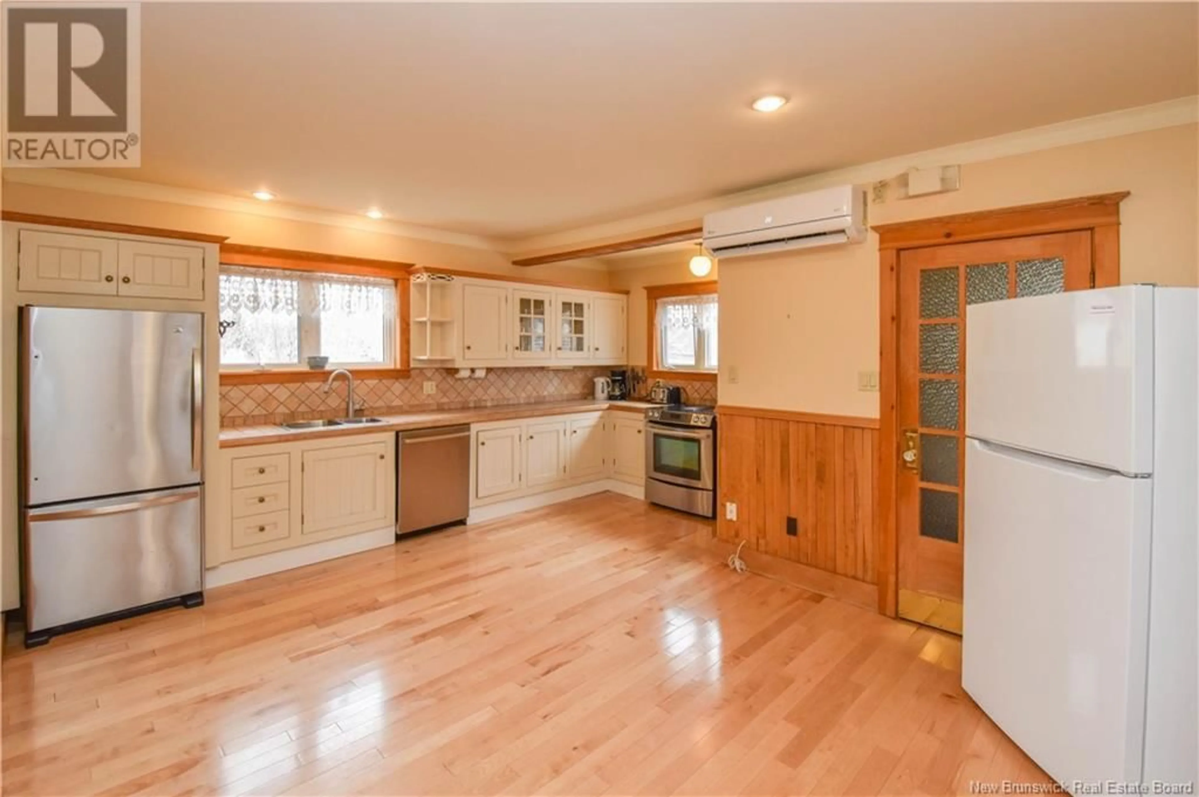 Open concept kitchen, wood/laminate floor for 98 SAINT-PIERRE BOULEVARD, Caraquet New Brunswick E1W1B6