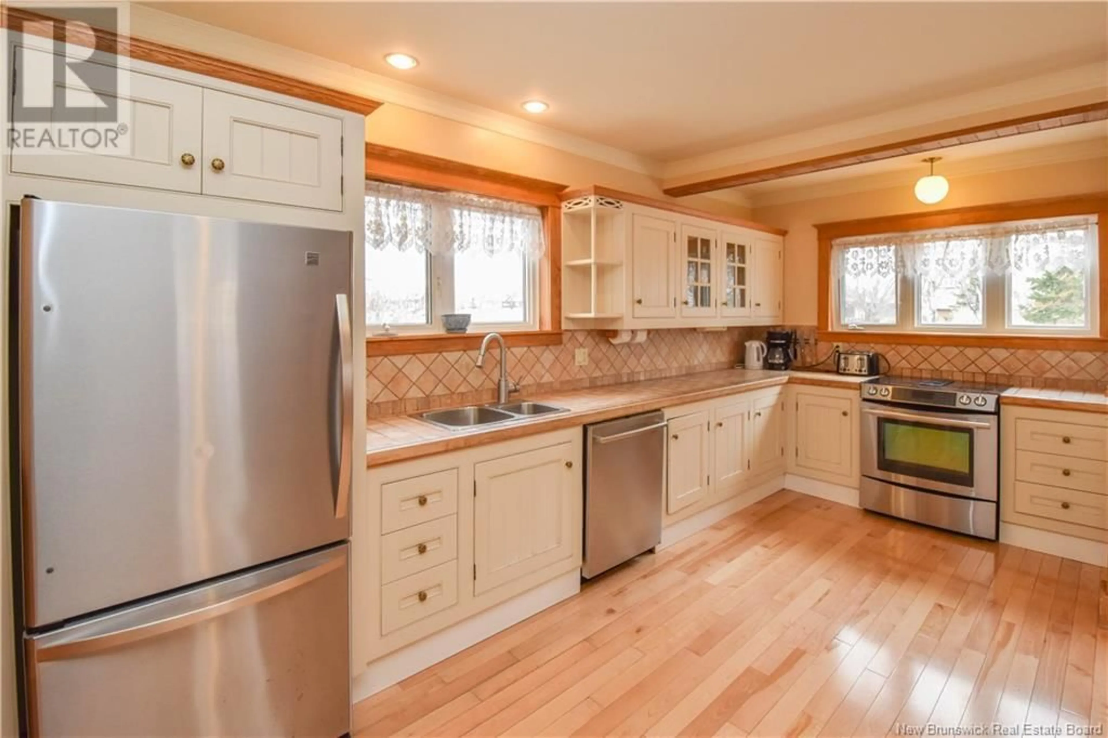 Open concept kitchen, unknown for 98 SAINT-PIERRE BOULEVARD, Caraquet New Brunswick E1W1B6