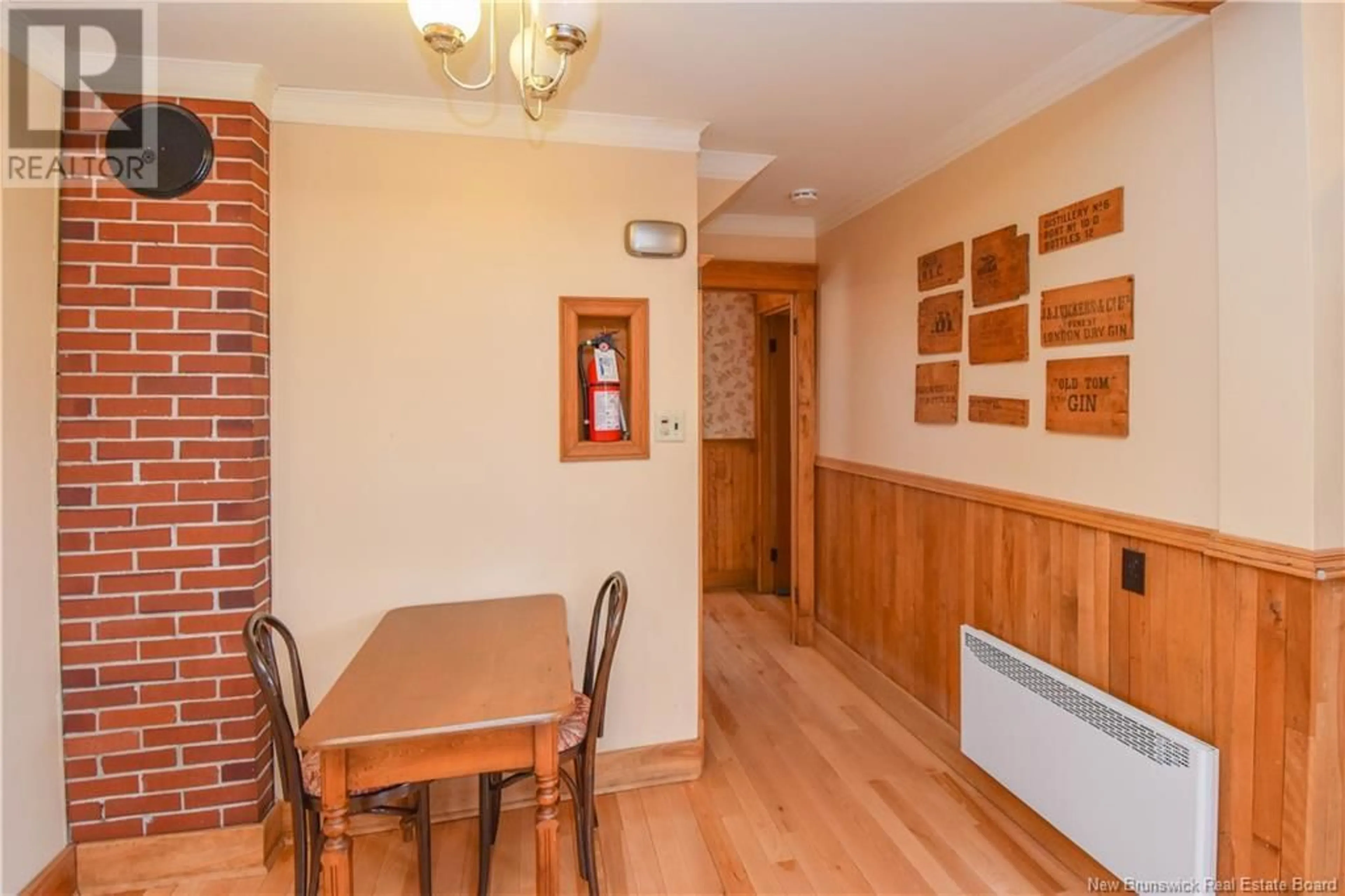Dining room, wood/laminate floor for 98 SAINT-PIERRE BOULEVARD, Caraquet New Brunswick E1W1B6