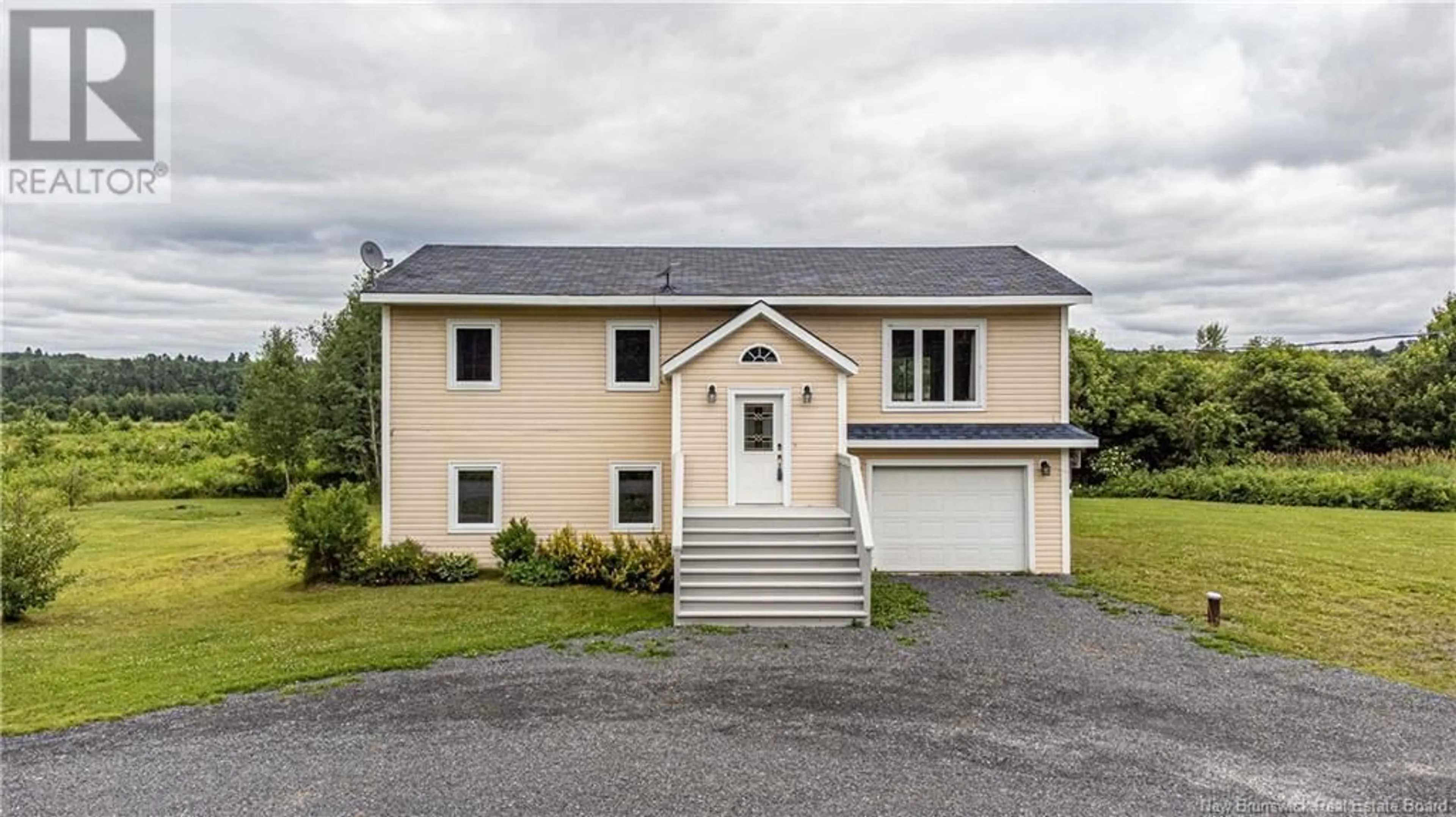 Home with vinyl exterior material, building for 1688 CANADA STREET, Nashwaak Village New Brunswick E6C1L5
