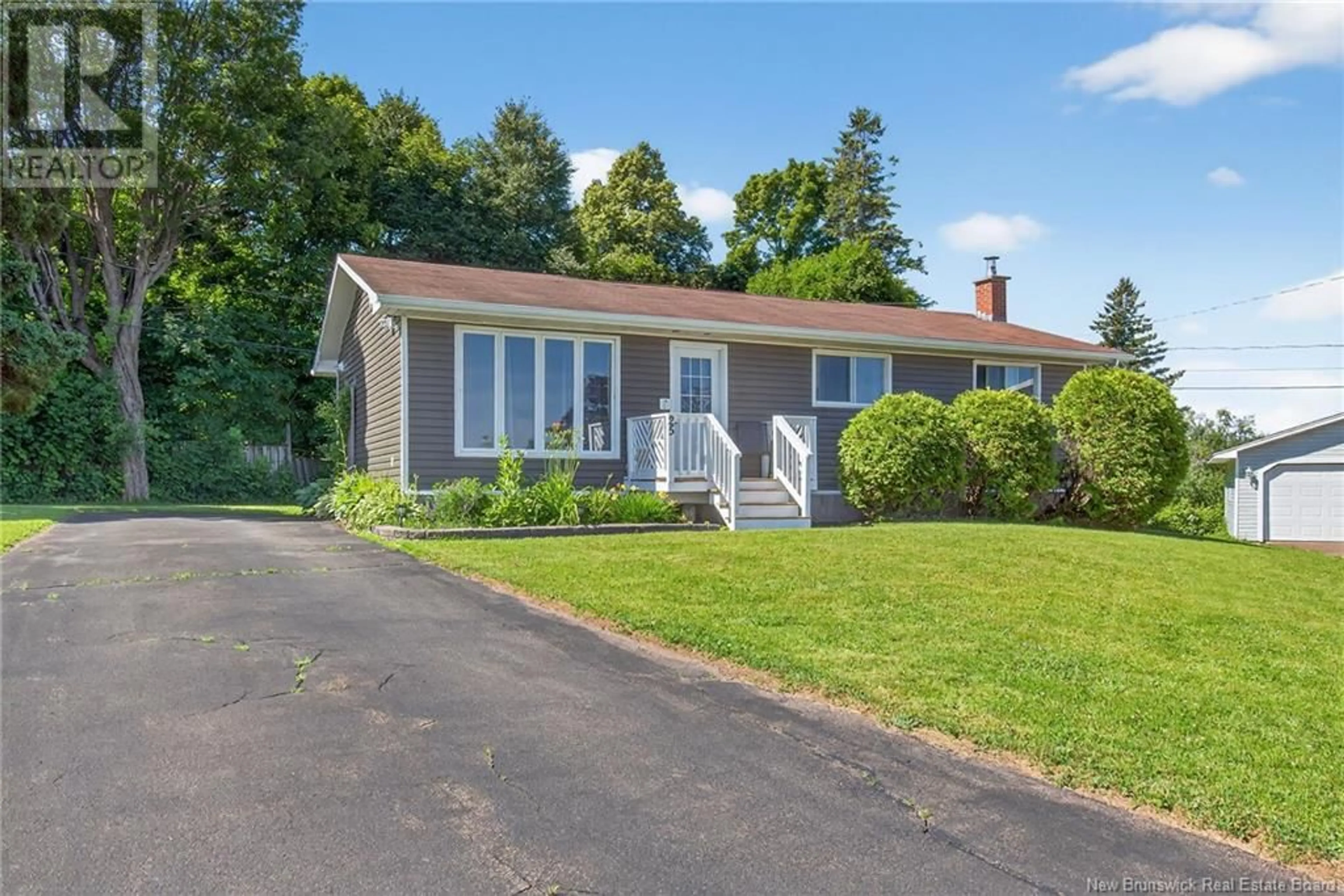 Home with vinyl exterior material, street for 25 BOISHEBERT, Shediac New Brunswick E4P1H8
