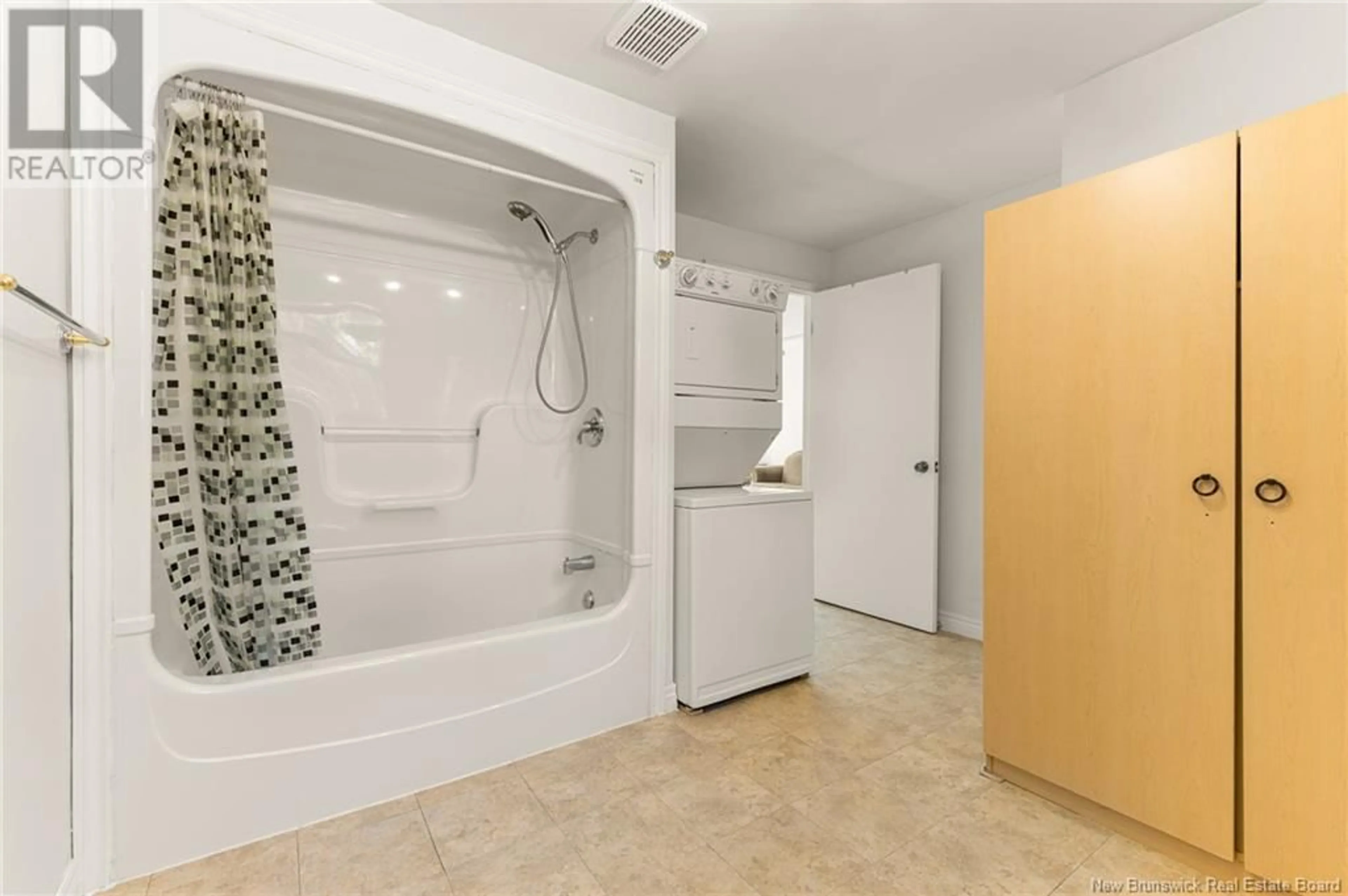 Standard bathroom, ceramic/tile floor for 10 EDGEWATER, Shediac Bridge New Brunswick E4R1H7