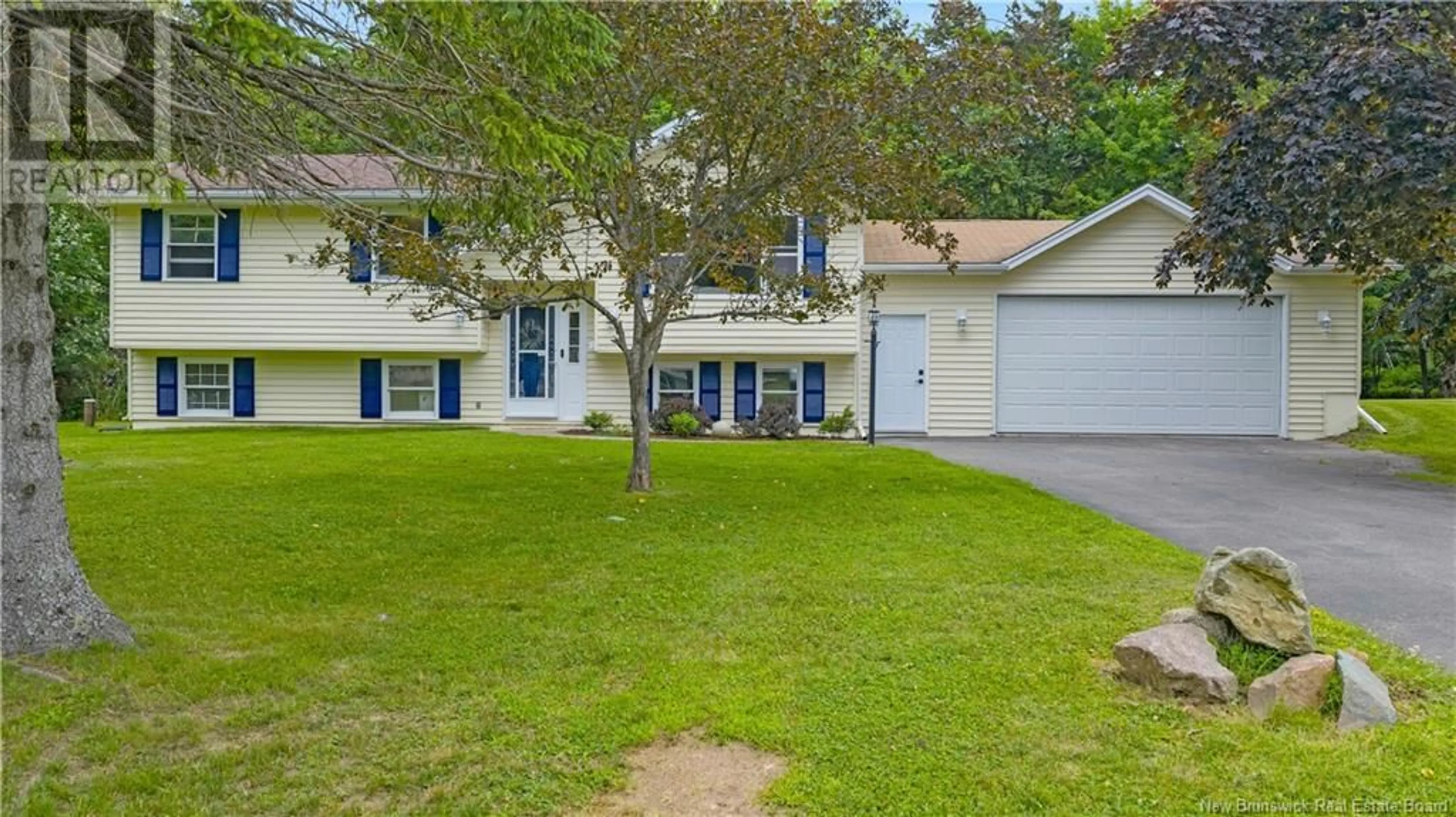 A pic from outside/outdoor area/front of a property/back of a property/a pic from drone, street for 7 COUNTRY CRESCENT, Quispamsis New Brunswick E2E1T3