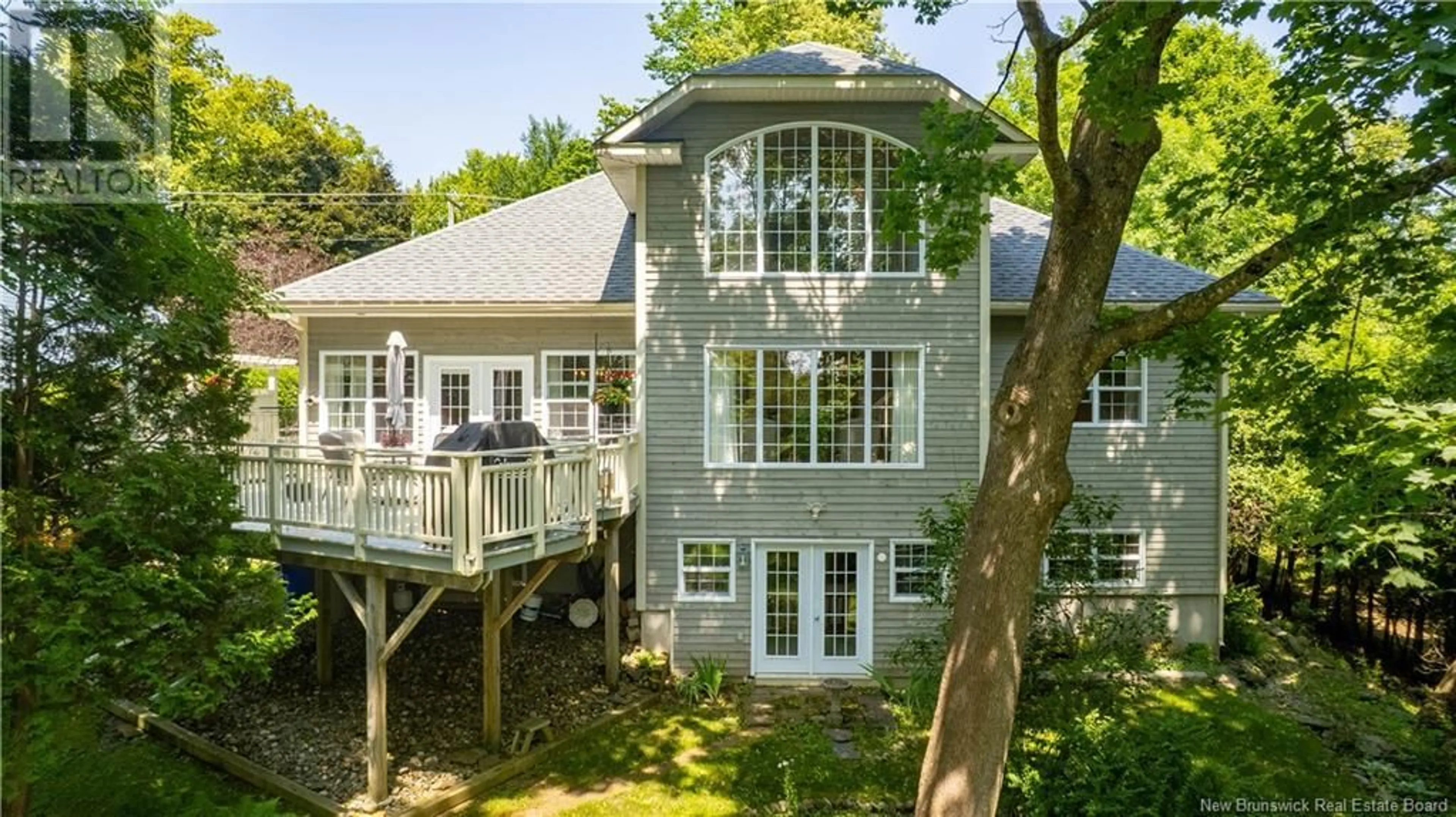 A pic from outside/outdoor area/front of a property/back of a property/a pic from drone, water/lake/river/ocean view for 141 CARLETON STREET, Saint Andrews New Brunswick E5B1N2