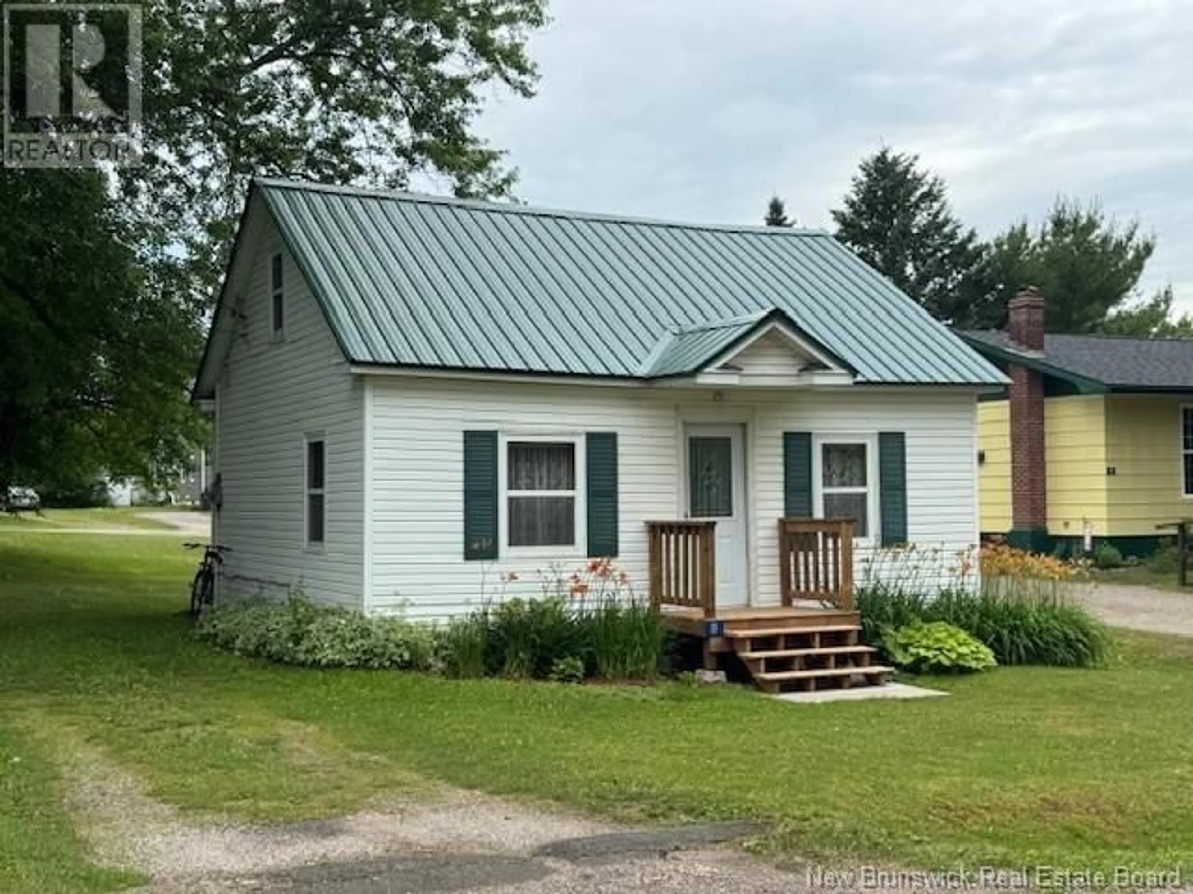 Home with vinyl exterior material, building for 11 PRICE STREET, Petitcodiac New Brunswick E4Z4P8