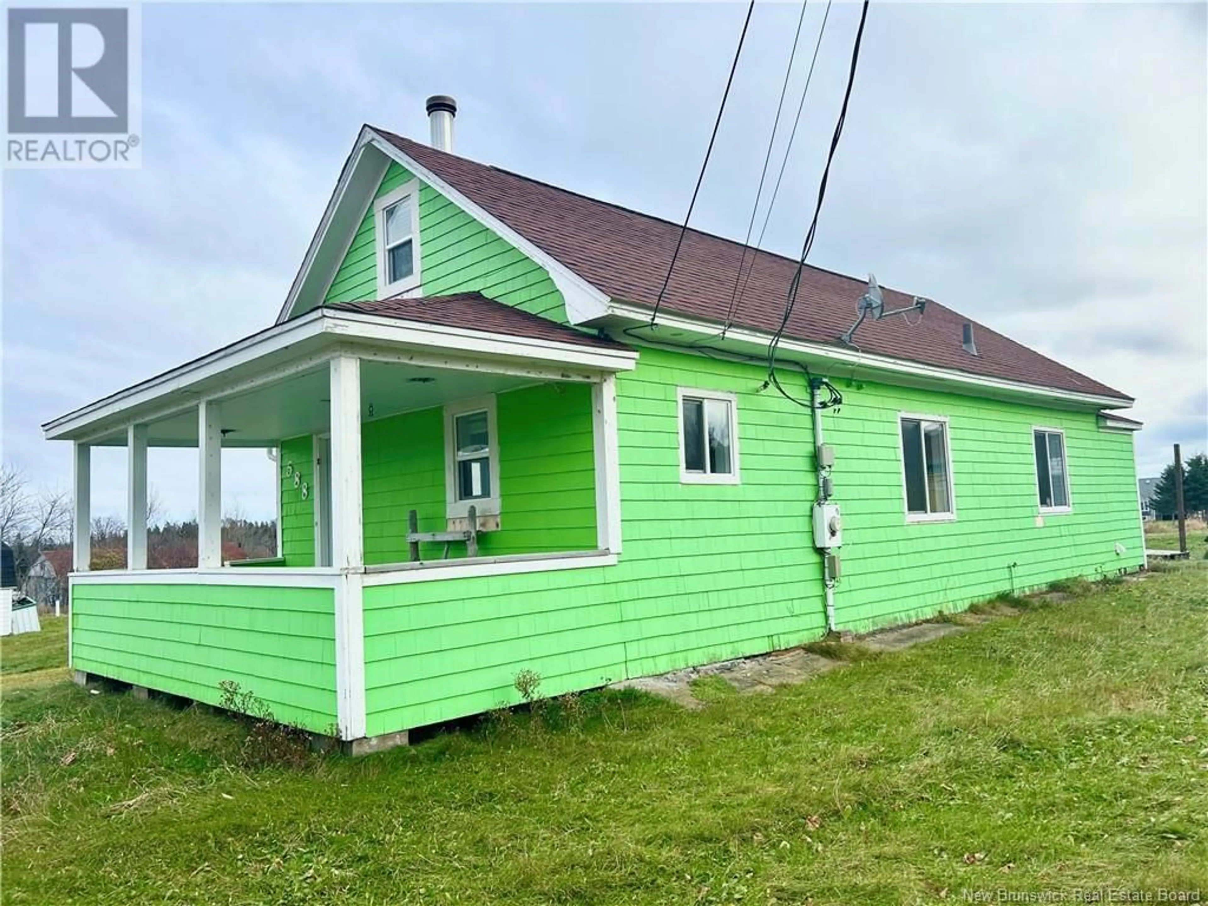 Home with vinyl exterior material, building for 588 STE-ANNE STREET, Caraquet New Brunswick E1W1A2