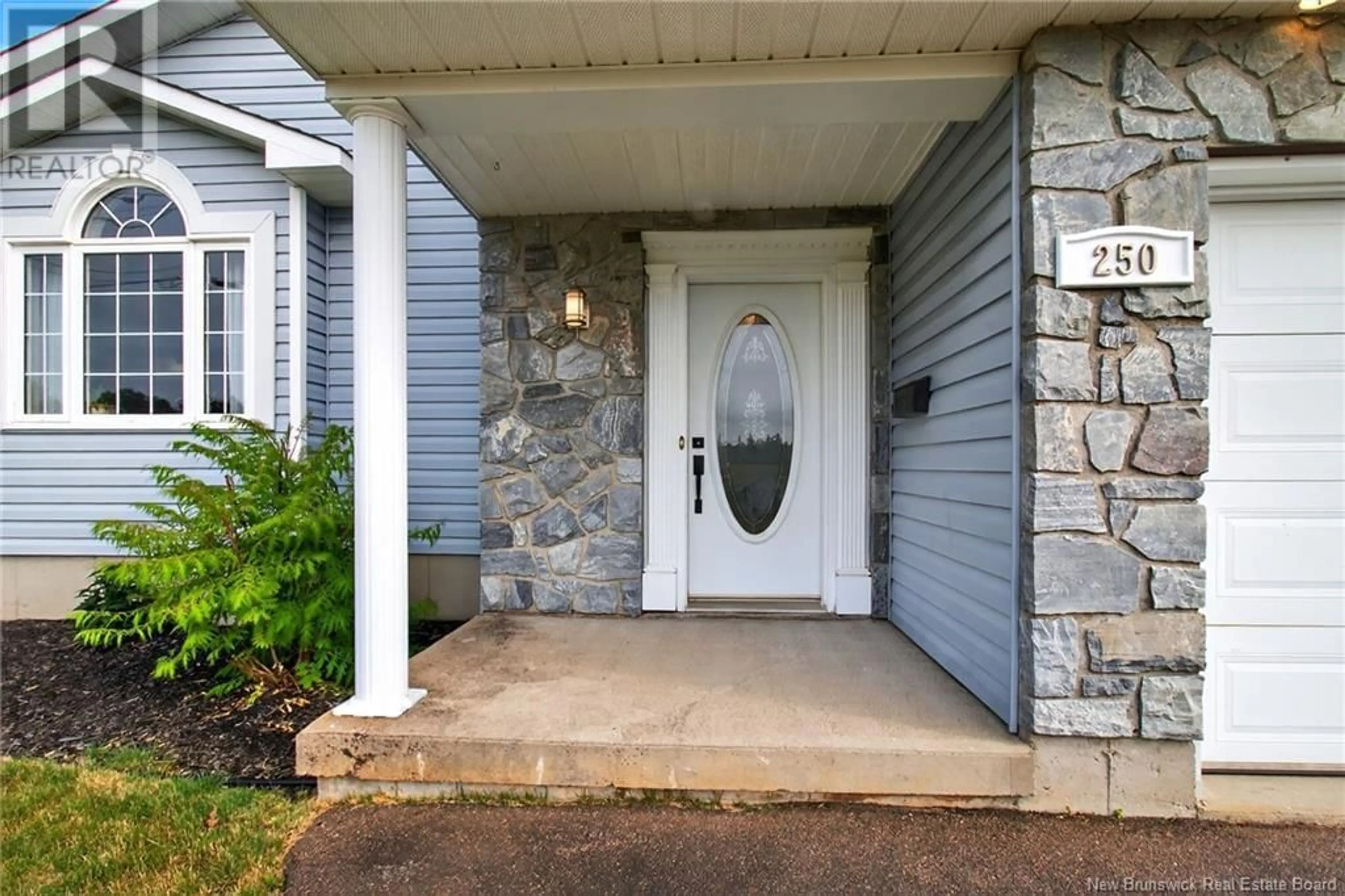Indoor entryway for 250 HENRI, Memramcook New Brunswick E4K2H4