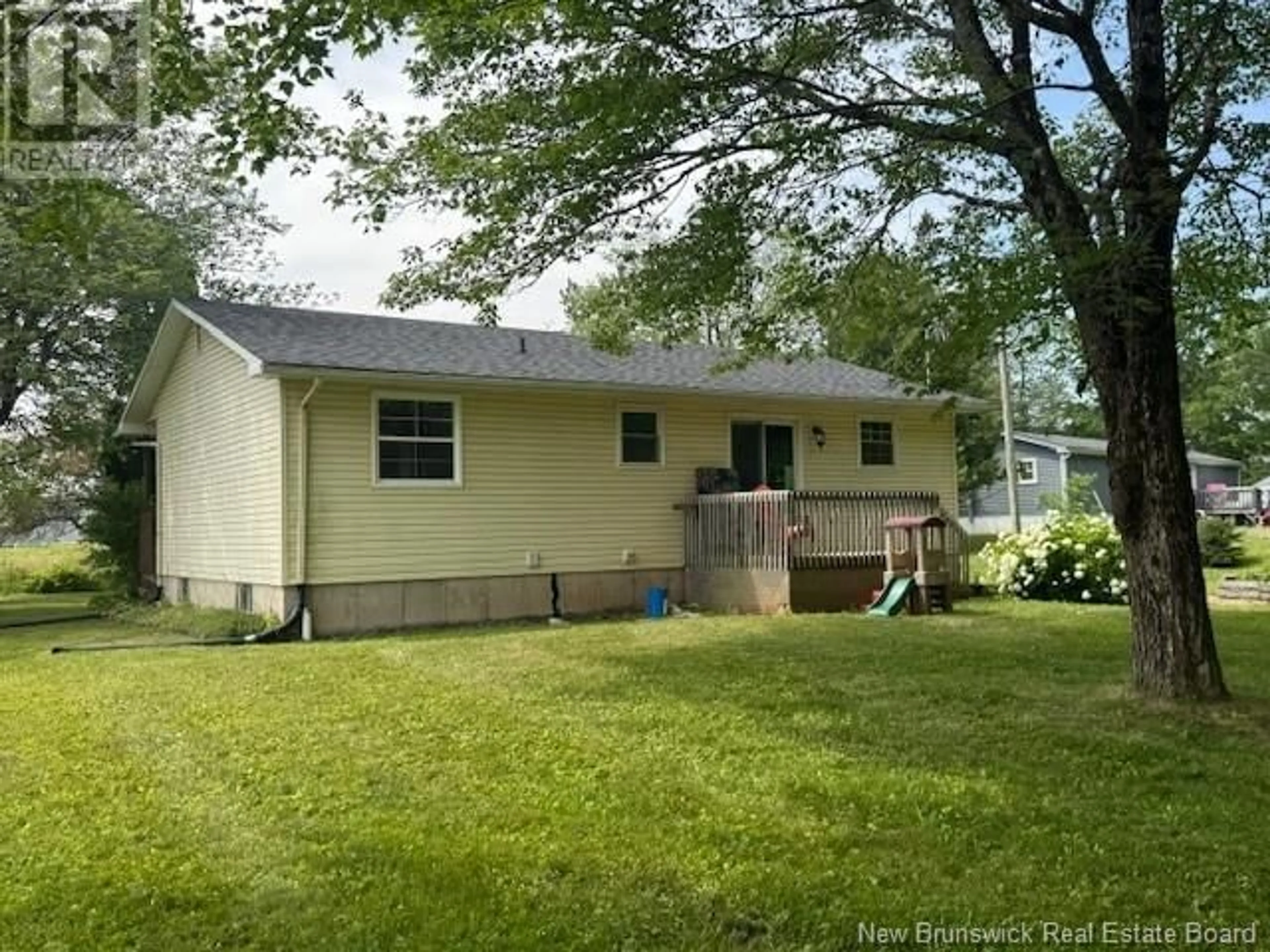A pic from outside/outdoor area/front of a property/back of a property/a pic from drone, unknown for 41 KING STREET, Petitcodiac New Brunswick E4Z4J4