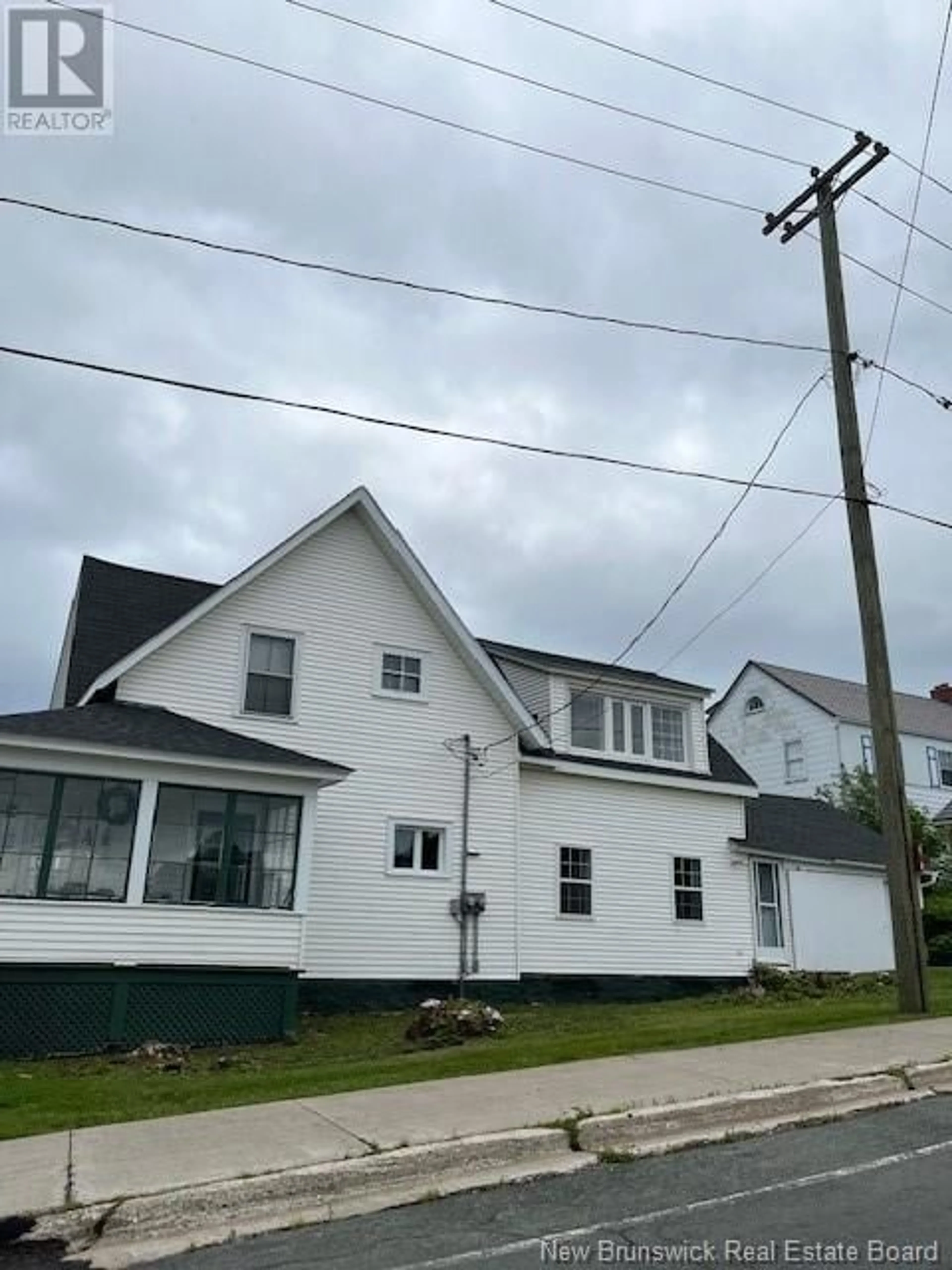 Home with vinyl exterior material, building for 442 ADELAIDE STREET, Dalhousie New Brunswick E8C1A8