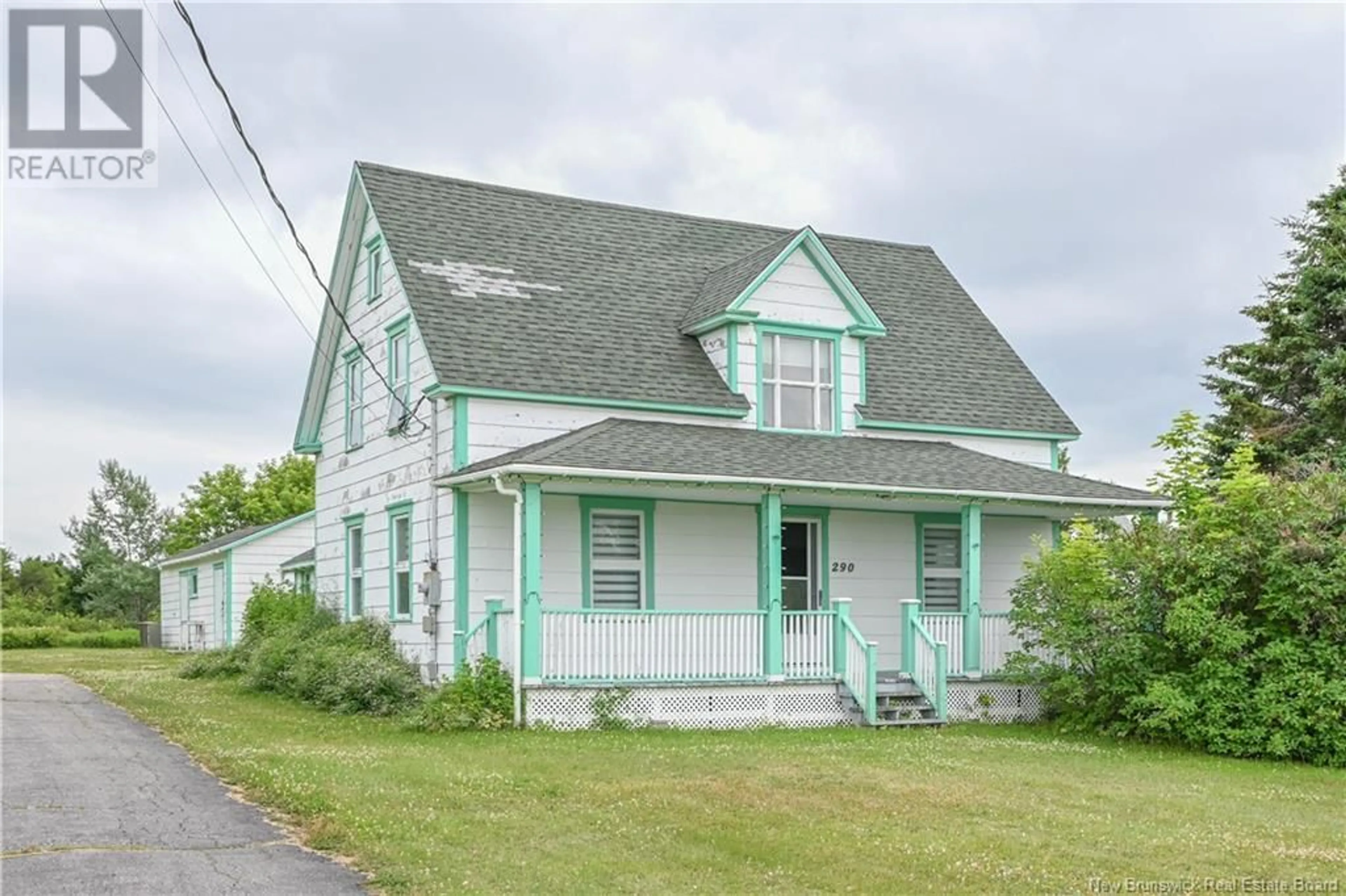 Home with vinyl exterior material, street for 290 SAINT-PIERRE O BOULEVARD, Caraquet New Brunswick E1W1B7