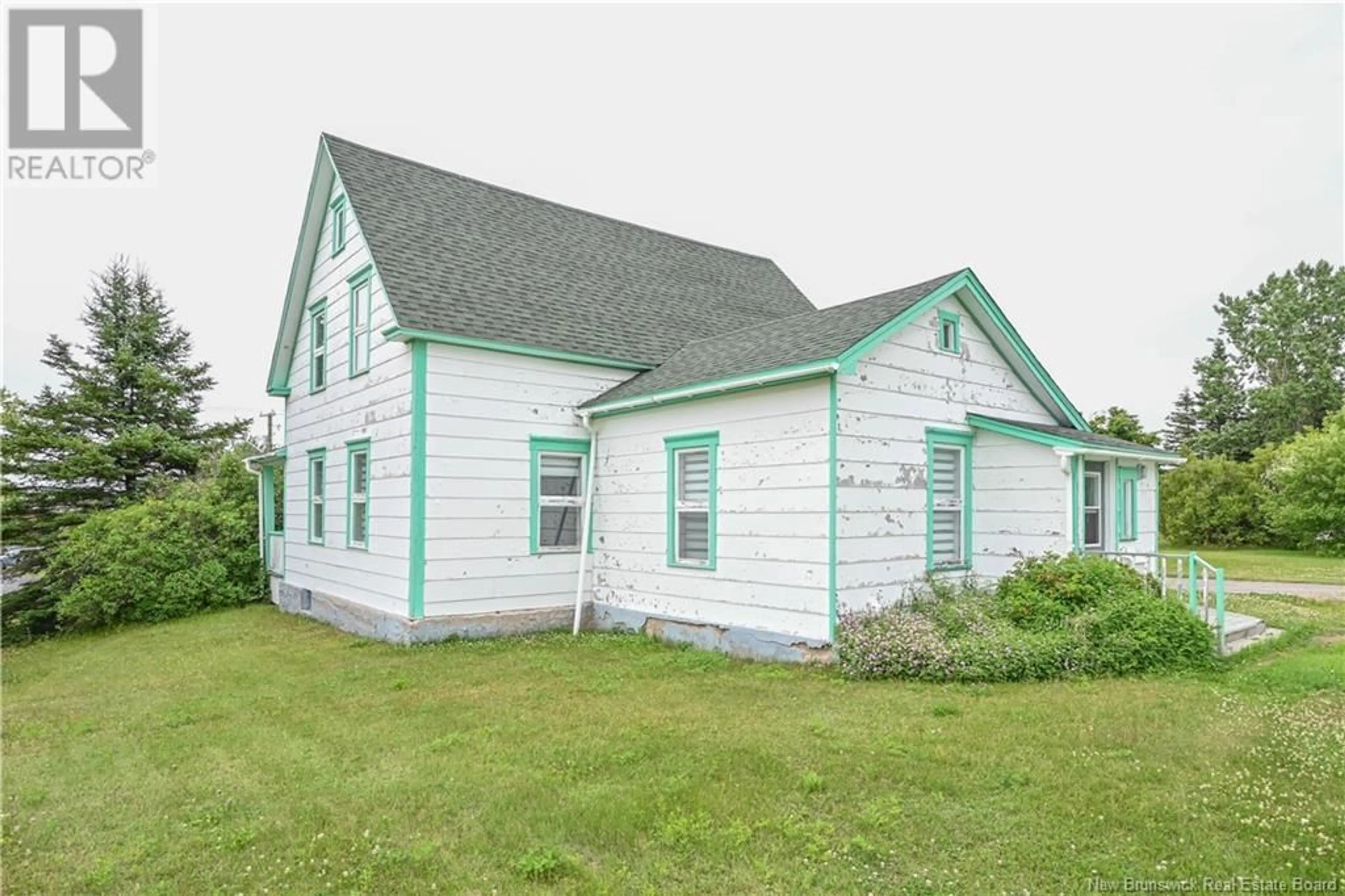 Home with vinyl exterior material, building for 290 SAINT-PIERRE O BOULEVARD, Caraquet New Brunswick E1W1B7