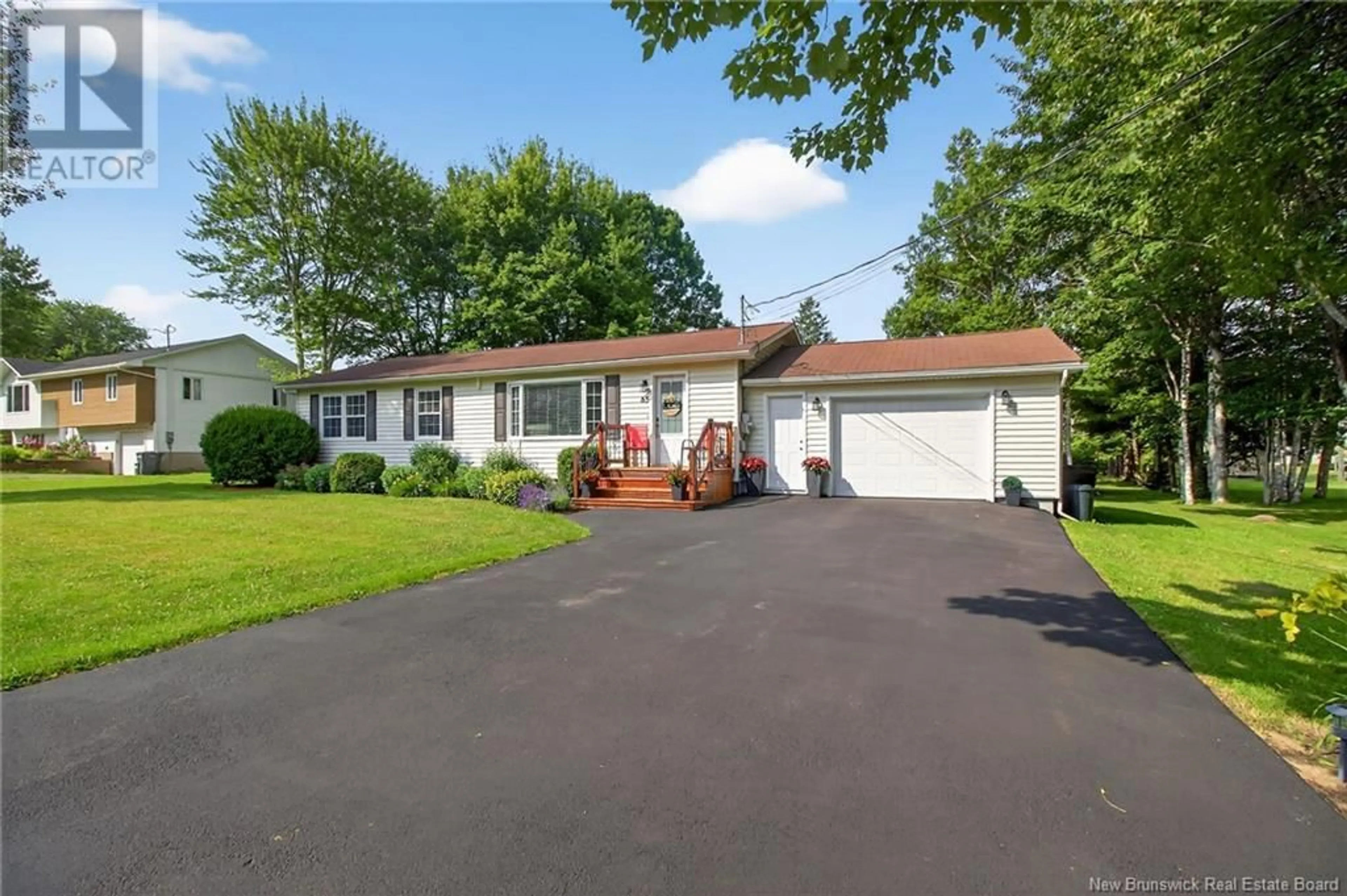 Home with vinyl exterior material, street for 85 MONTCLAIR STREET, Shediac New Brunswick E4P2J2