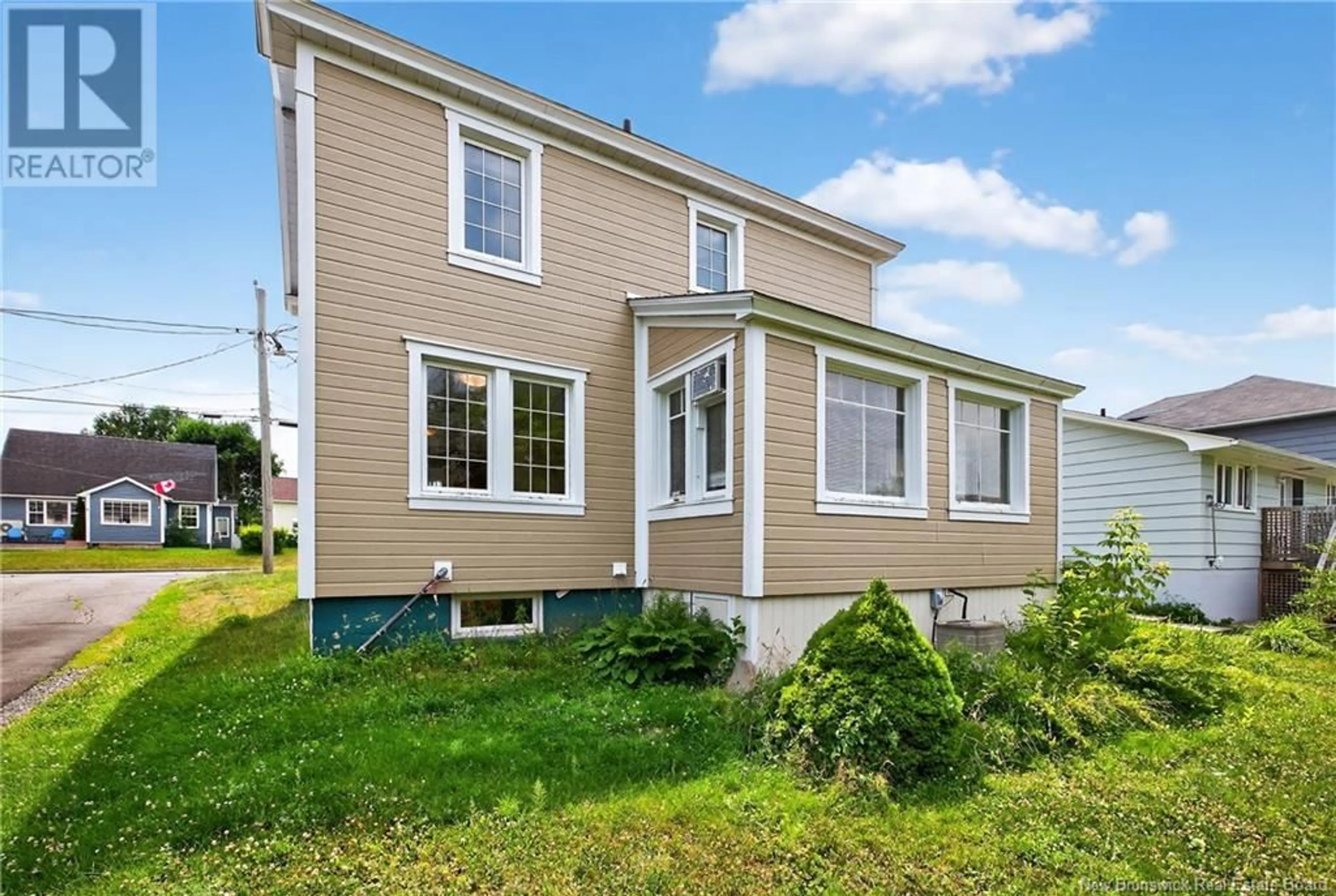 Home with vinyl exterior material, building for 243 YORK STREET, Bathurst New Brunswick E2A1G9