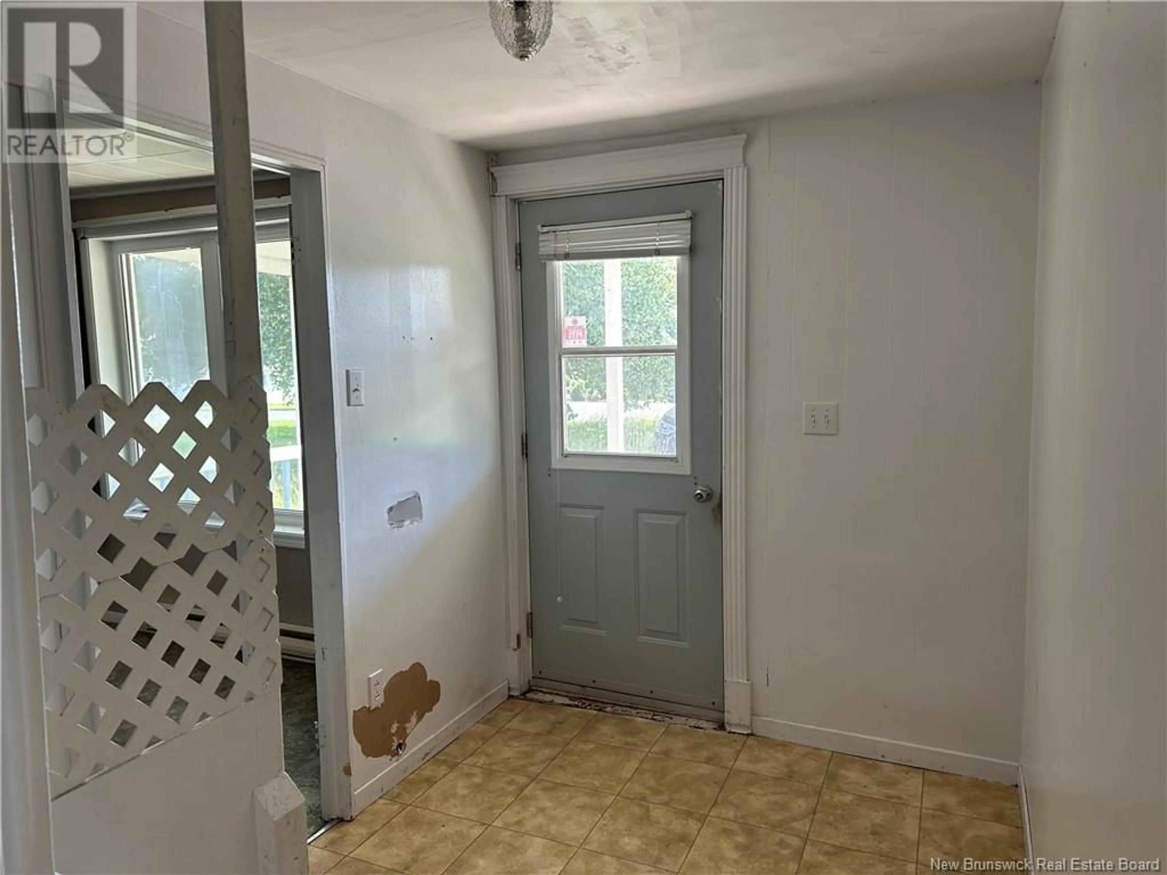 Indoor entryway for 941 PRINCIPALE, Edmundston New Brunswick E7C1L6
