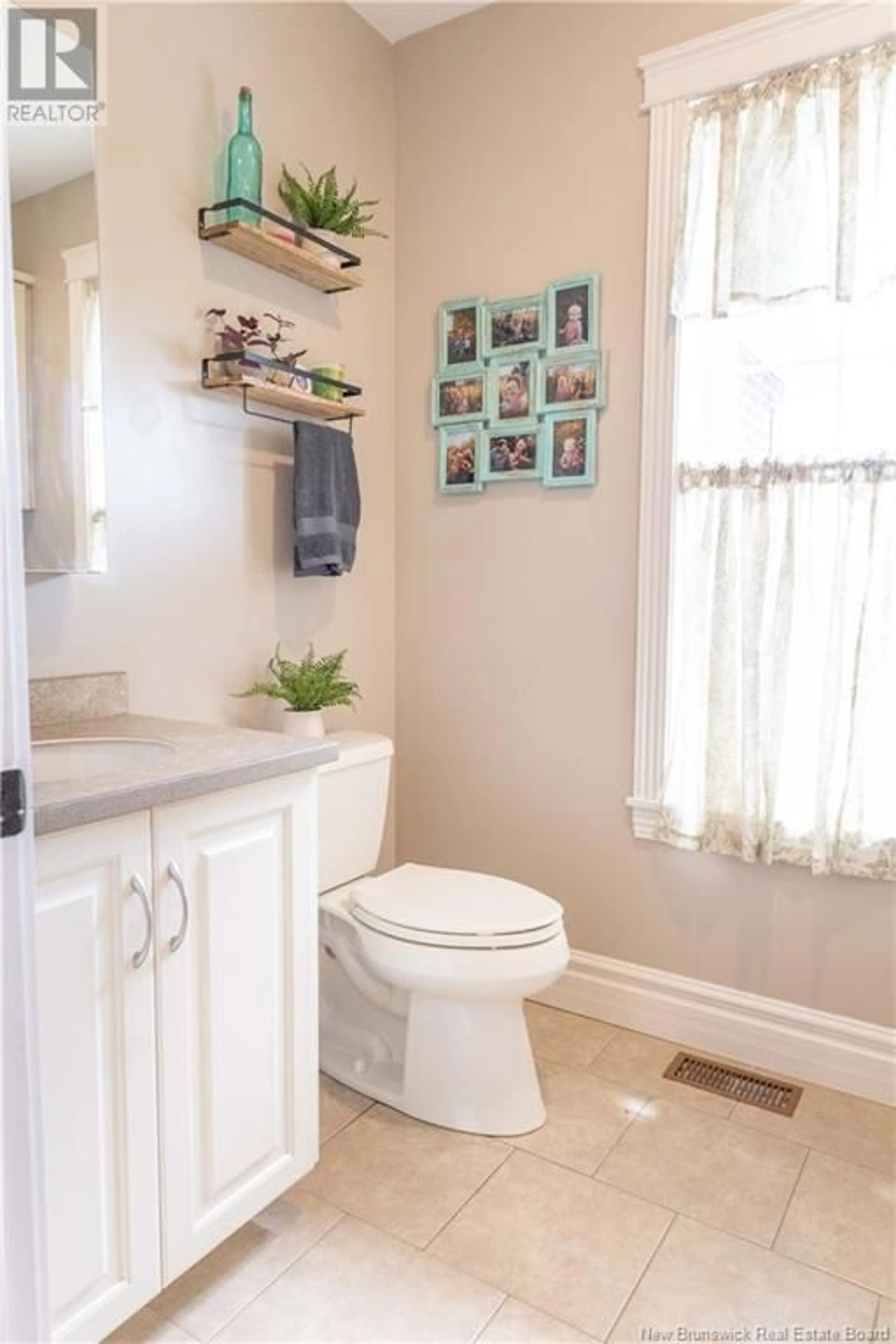 Standard bathroom, ceramic/tile floor for 75 ROUTE 375, DSL de Grand-Sault/Falls New Brunswick E3Z1Y9