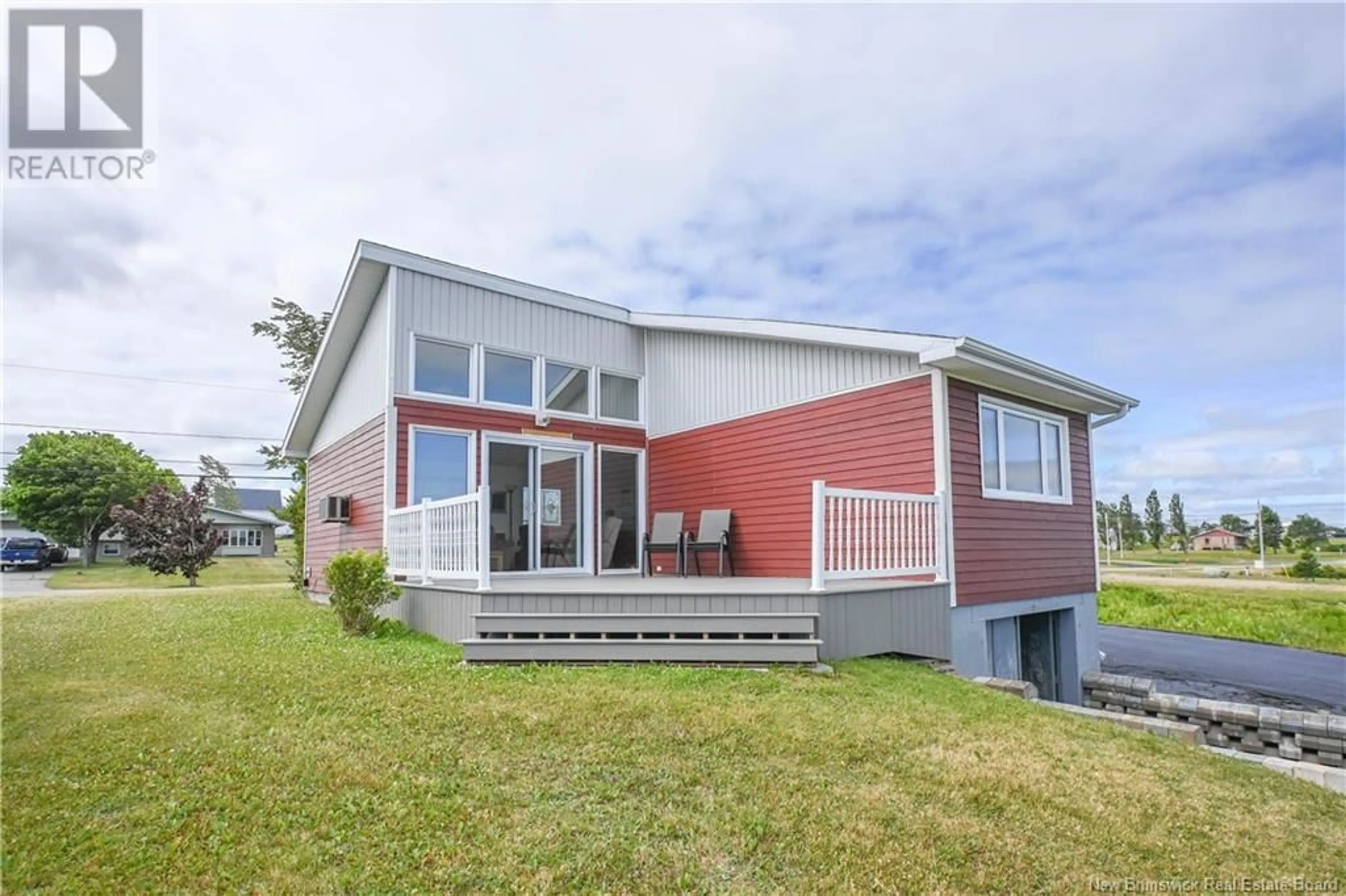 Home with vinyl exterior material, unknown for 301 RUE DE L'ILE, Caraquet New Brunswick E1W1B5