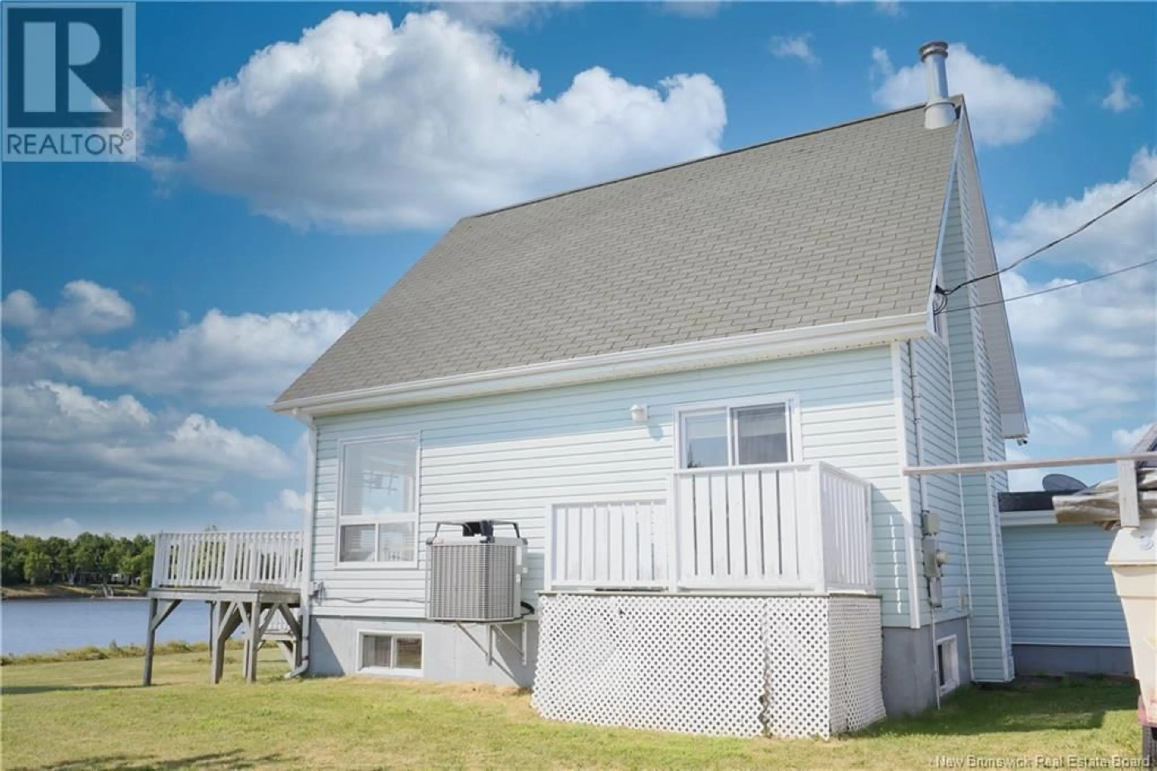 Home with vinyl exterior material, building for 82 CHEMIN DE LA POINTE, Tracadie New Brunswick E1X3T8