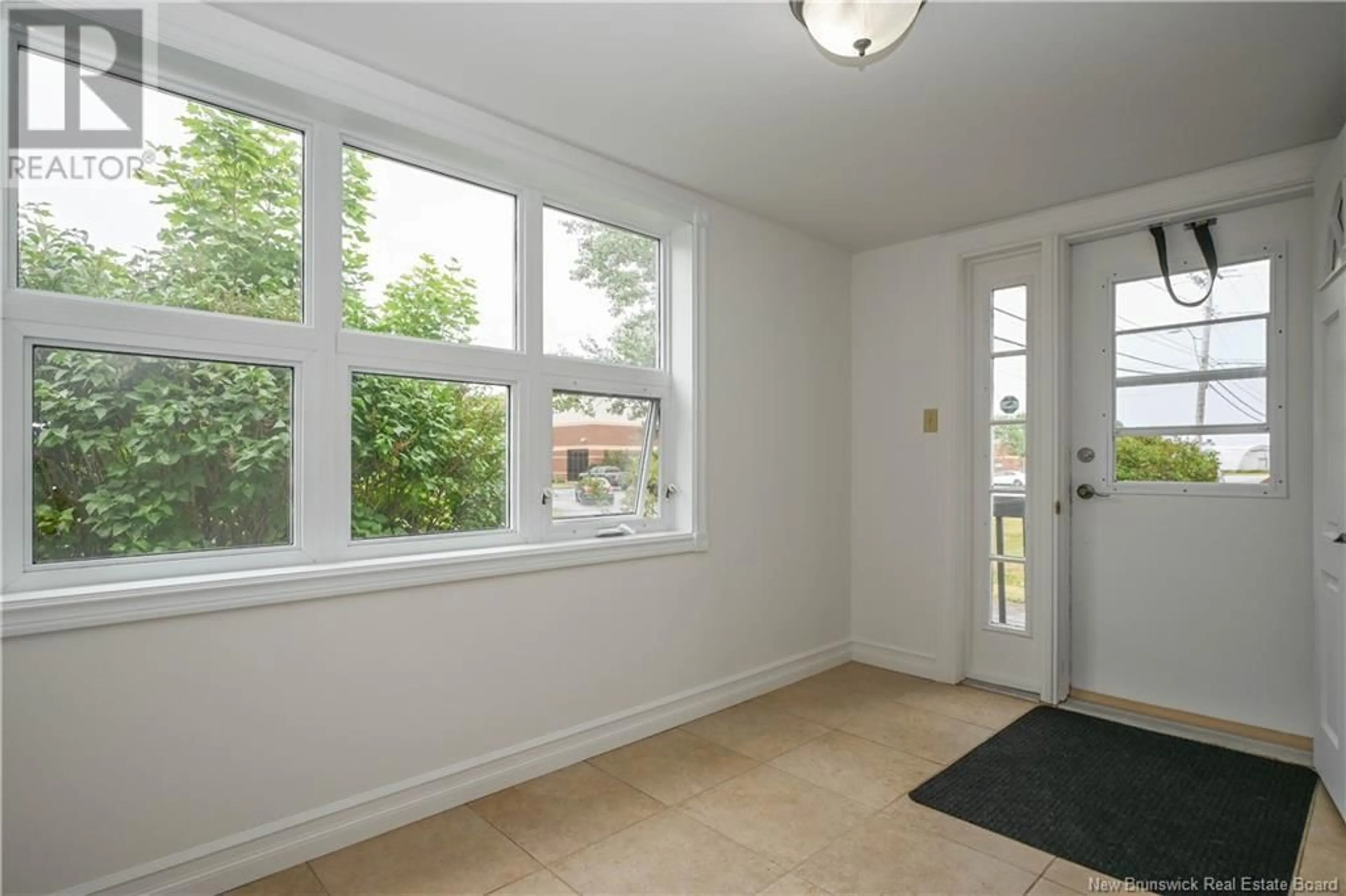 Indoor entryway for 225 DE L'EGLISE AVENUE, Shippagan New Brunswick E8S2K4