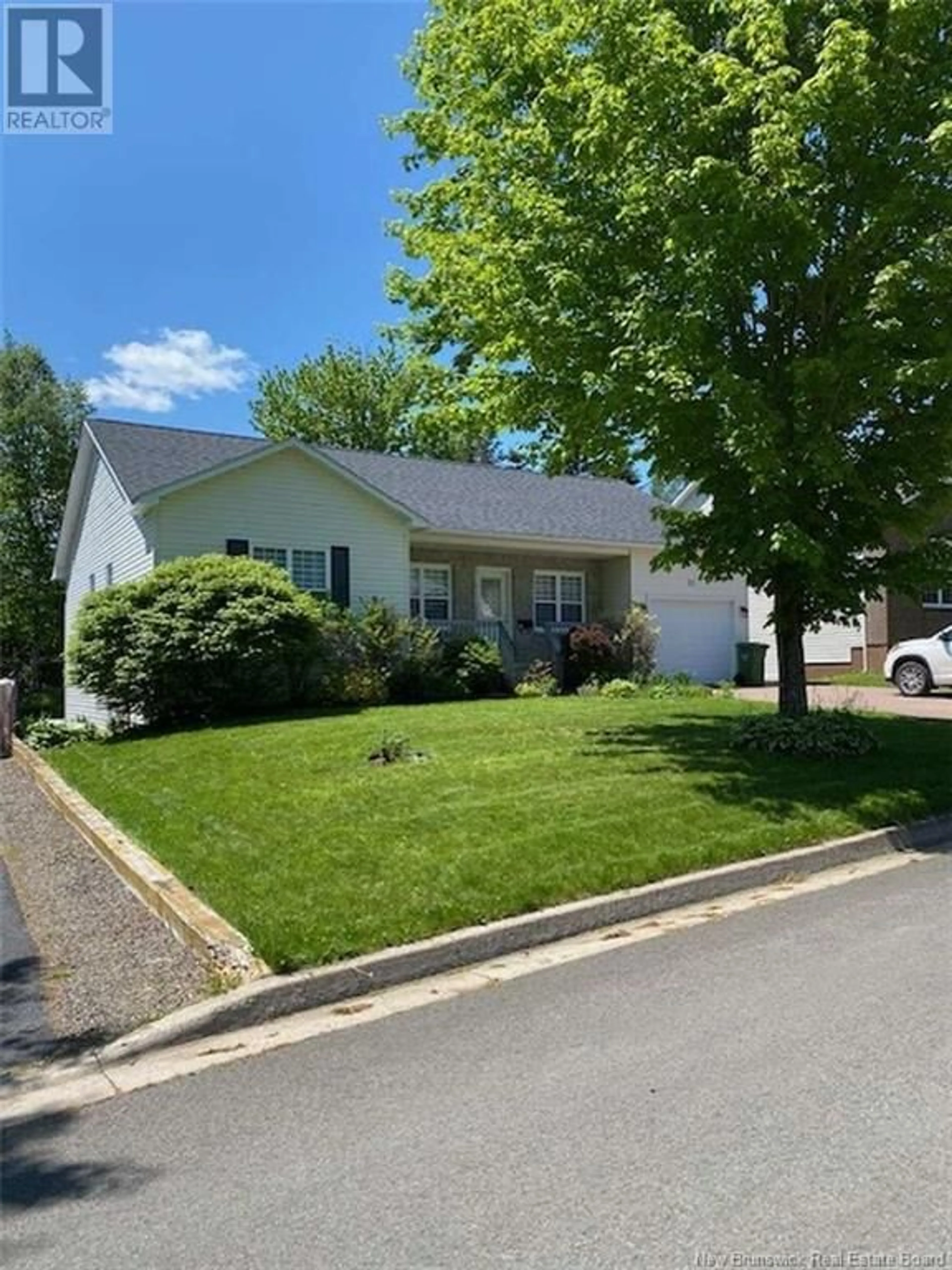 Home with vinyl exterior material, street for 31 THOMAS COURT, Fredericton New Brunswick E3A9Y4