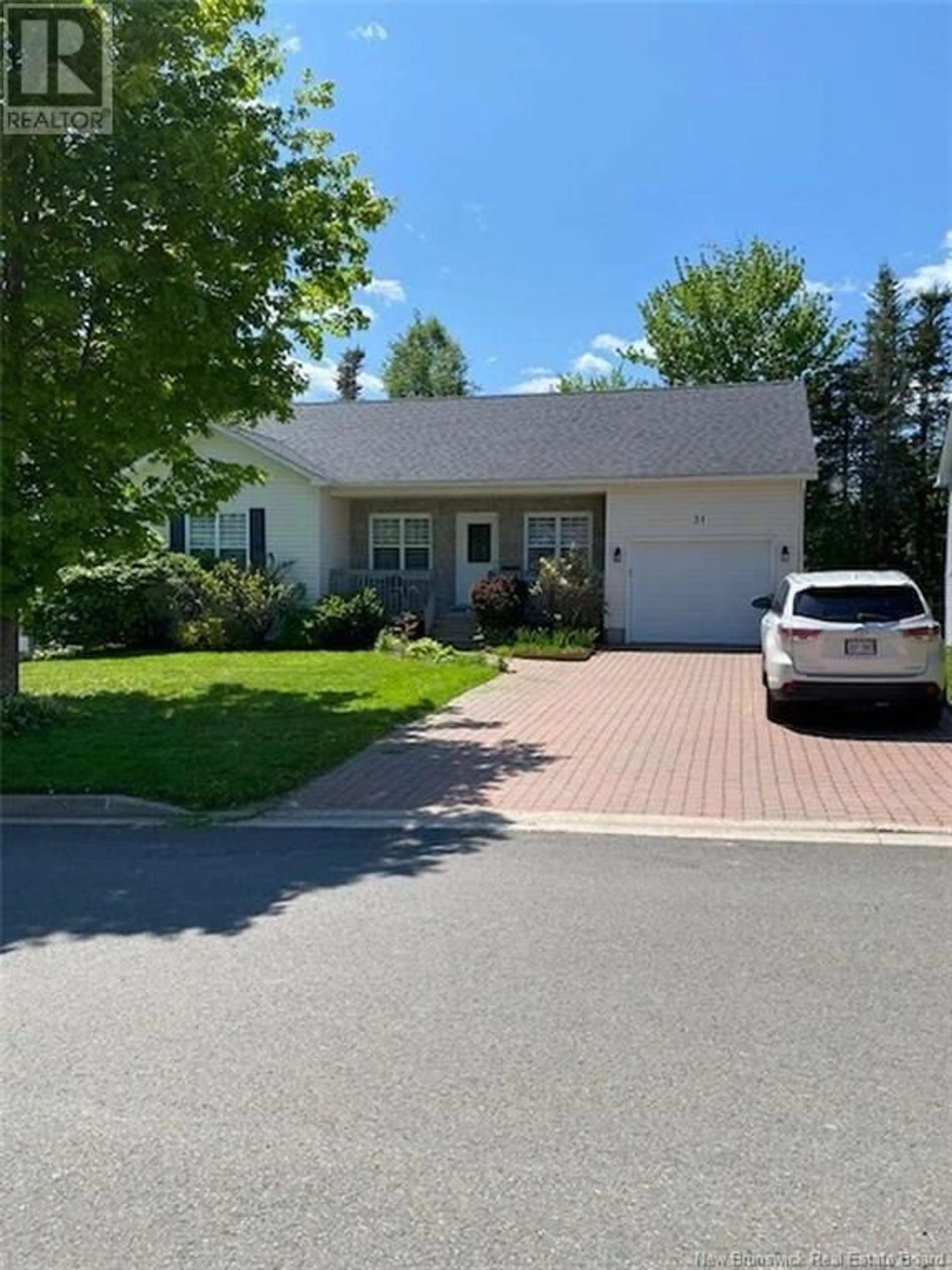 Home with vinyl exterior material, street for 31 THOMAS COURT, Fredericton New Brunswick E3A9Y4