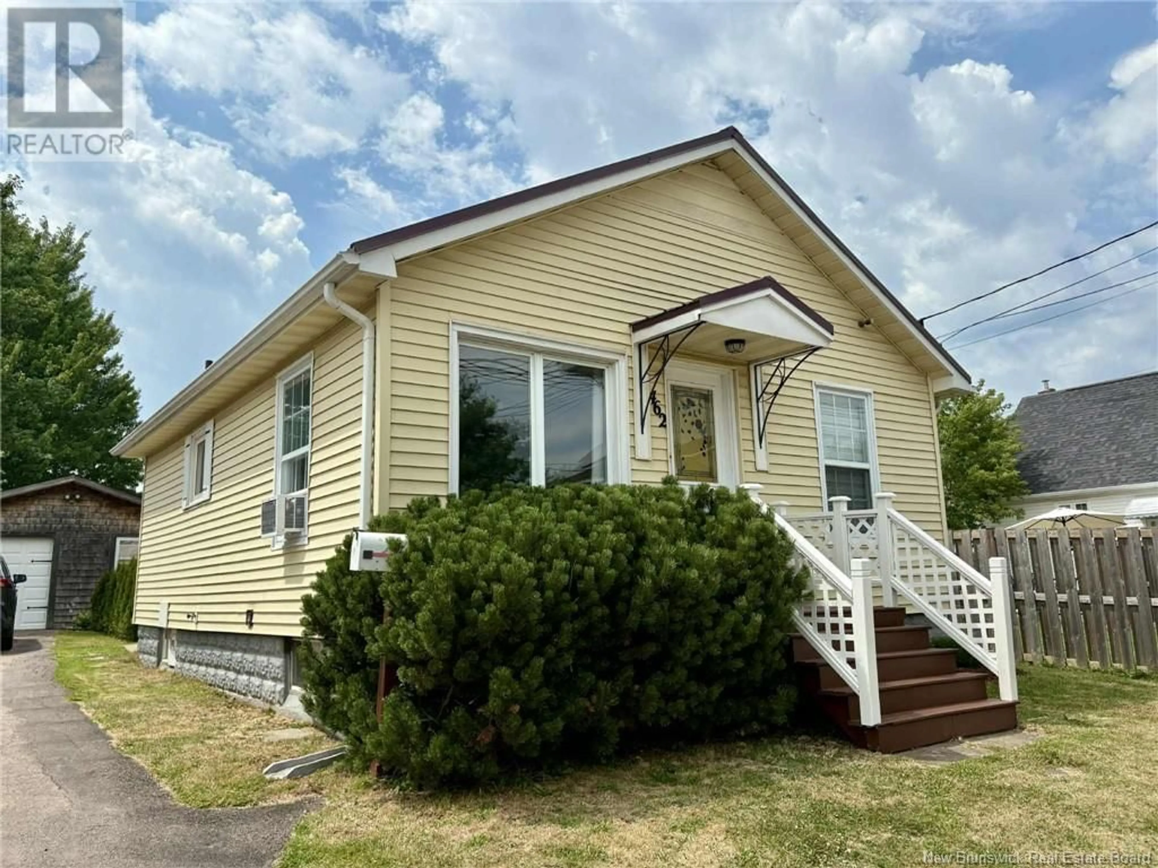 Home with vinyl exterior material, building for 462 HIGH STREET, Moncton New Brunswick E1C6E1