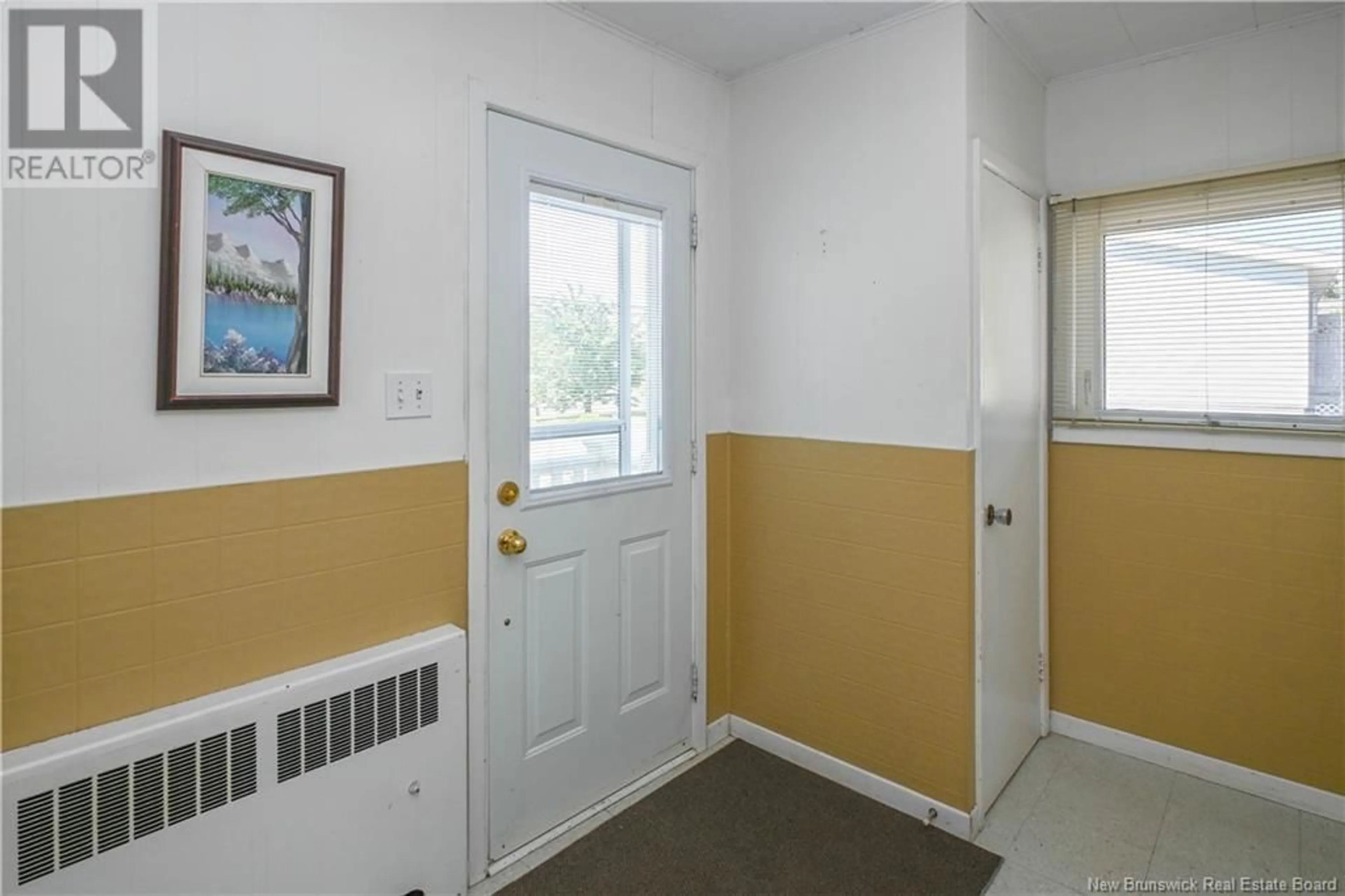 Indoor entryway for 351 SAINT-PIERRE BOULEVARD, Caraquet New Brunswick E1W1B4