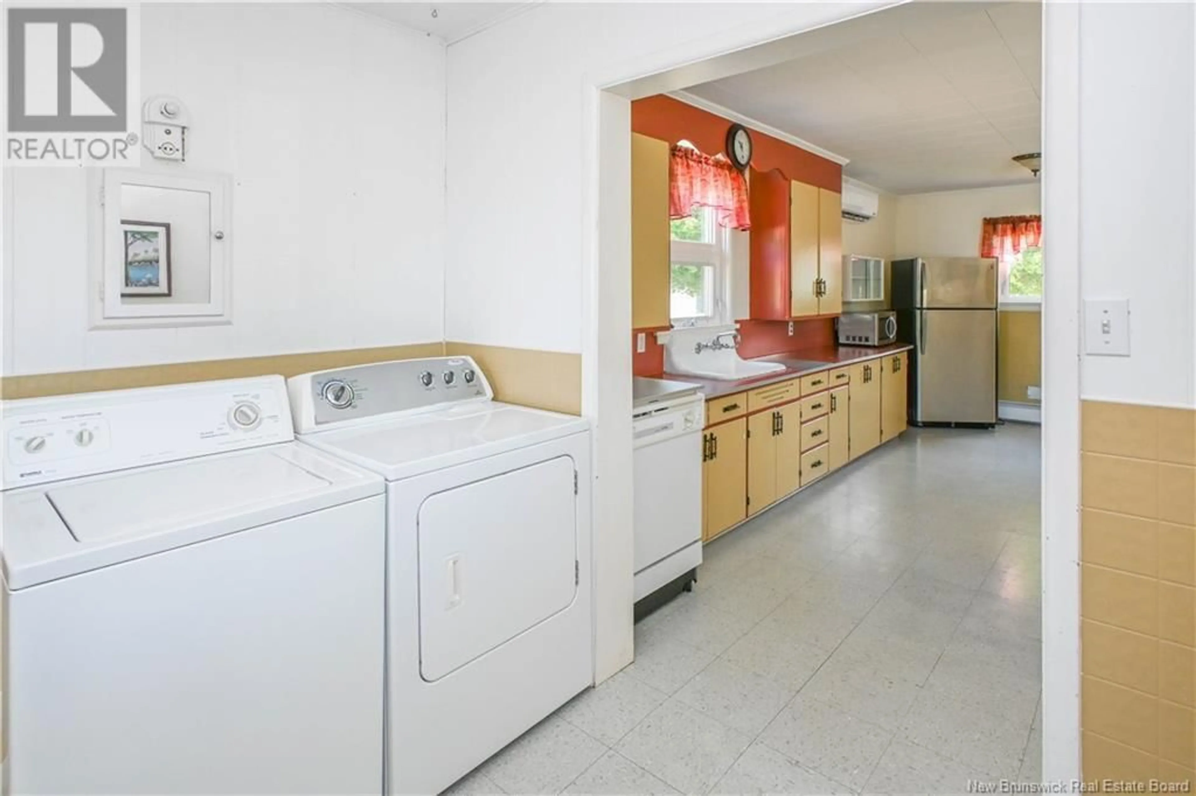 Kitchen with laundary machines, ceramic/tile floor for 351 SAINT-PIERRE BOULEVARD, Caraquet New Brunswick E1W1B4