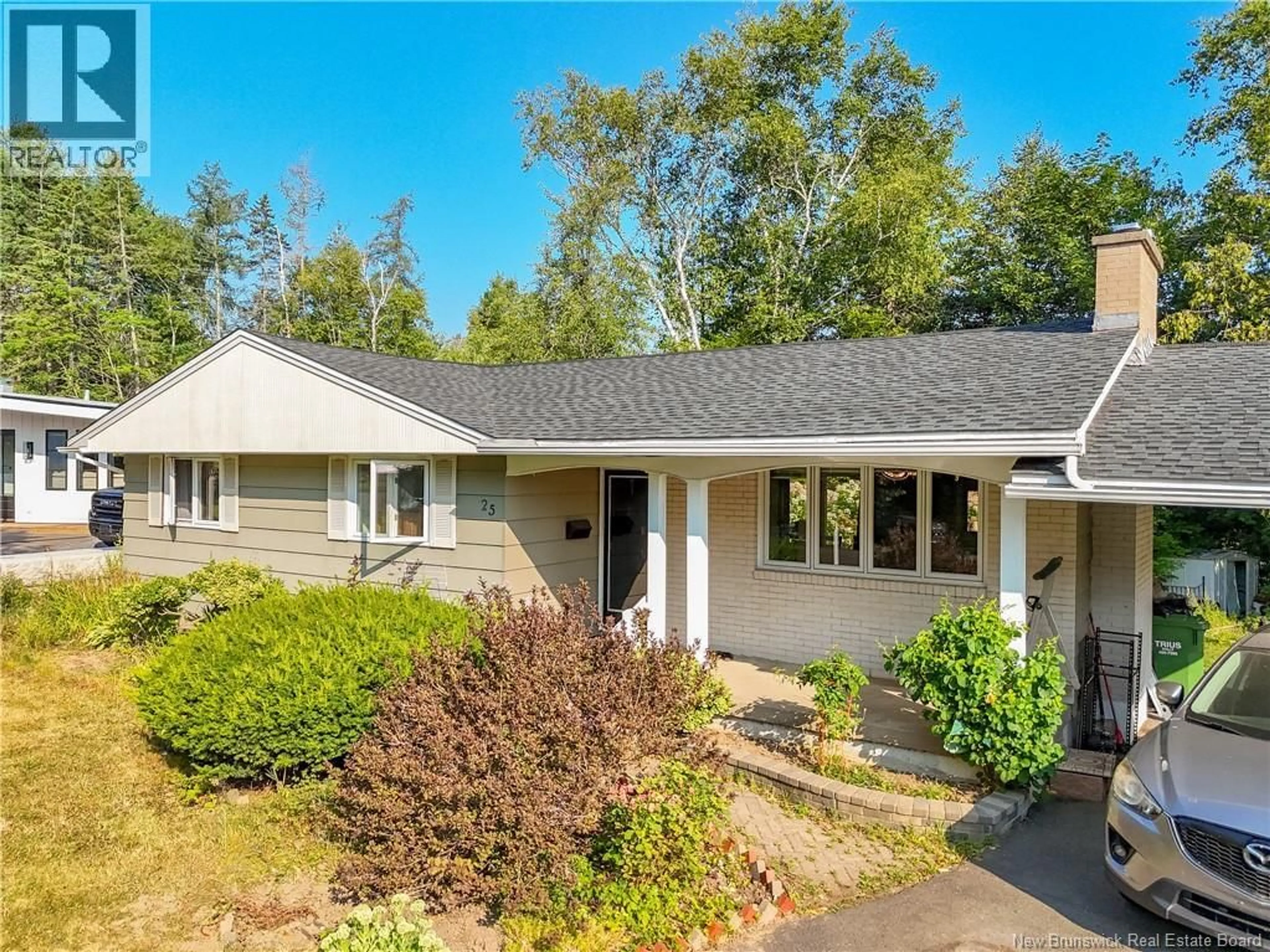 Home with vinyl exterior material, street for 25 SIMCOE COURT, Fredericton New Brunswick E3B2W9