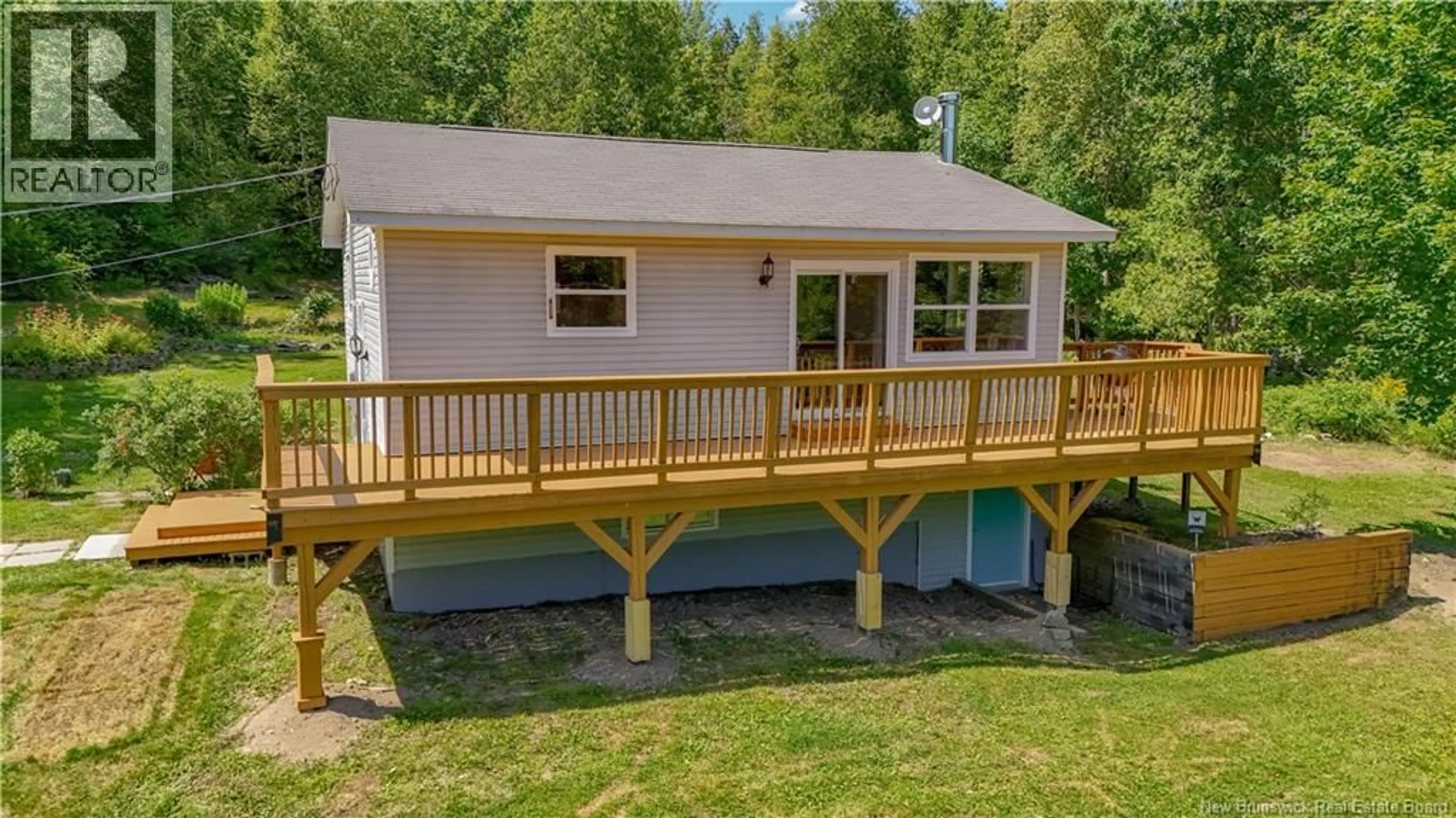 A pic from outside/outdoor area/front of a property/back of a property/a pic from drone, water/lake/river/ocean view for 1866 ROUTE 105, Mactaquac New Brunswick E6L1C5