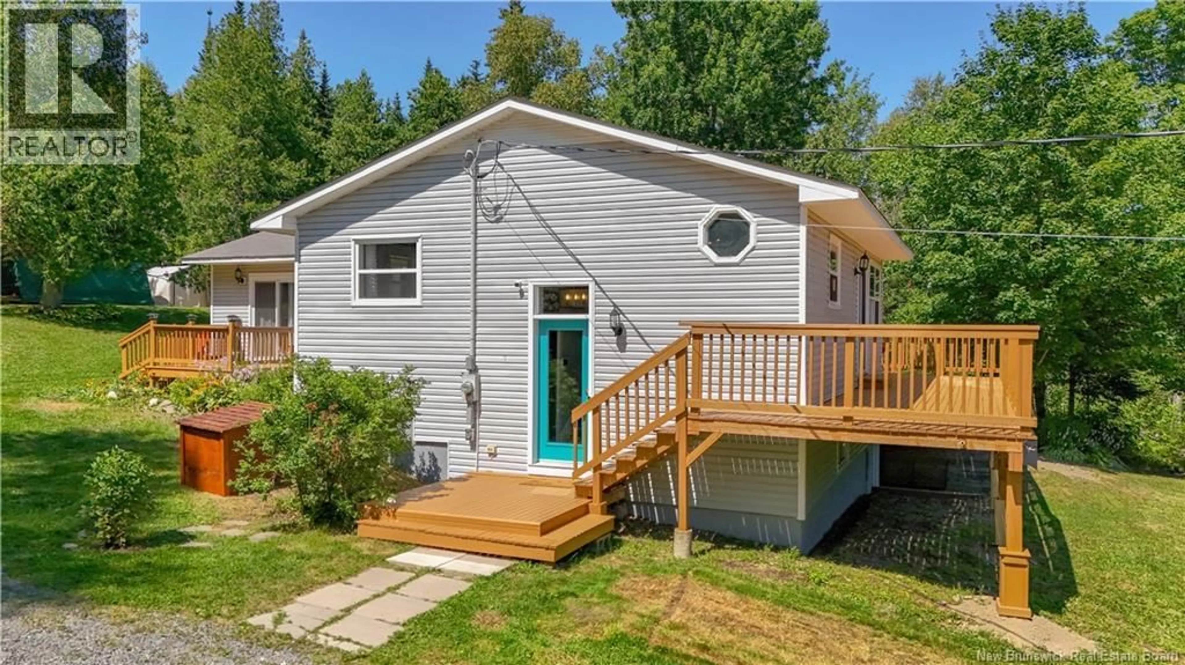 Home with vinyl exterior material, street for 1866 ROUTE 105, Mactaquac New Brunswick E6L1C5