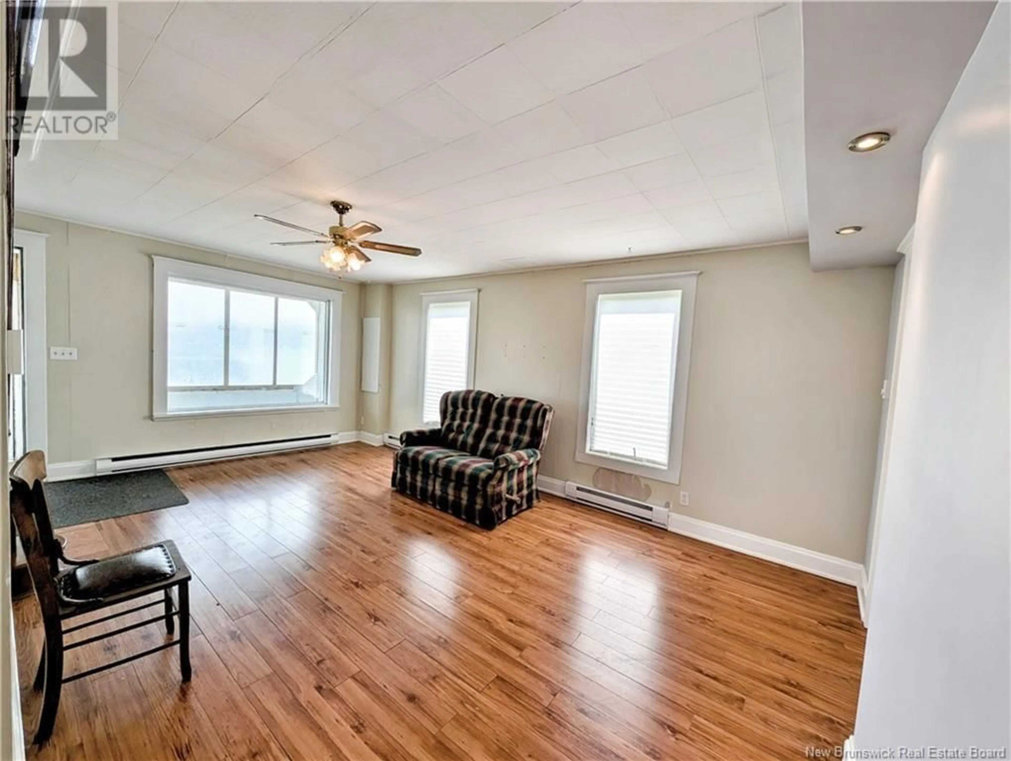Living room with furniture, wood/laminate floor for 7761 RUE SAINT-PAUL, Bas-Caraquet New Brunswick E1W6C1